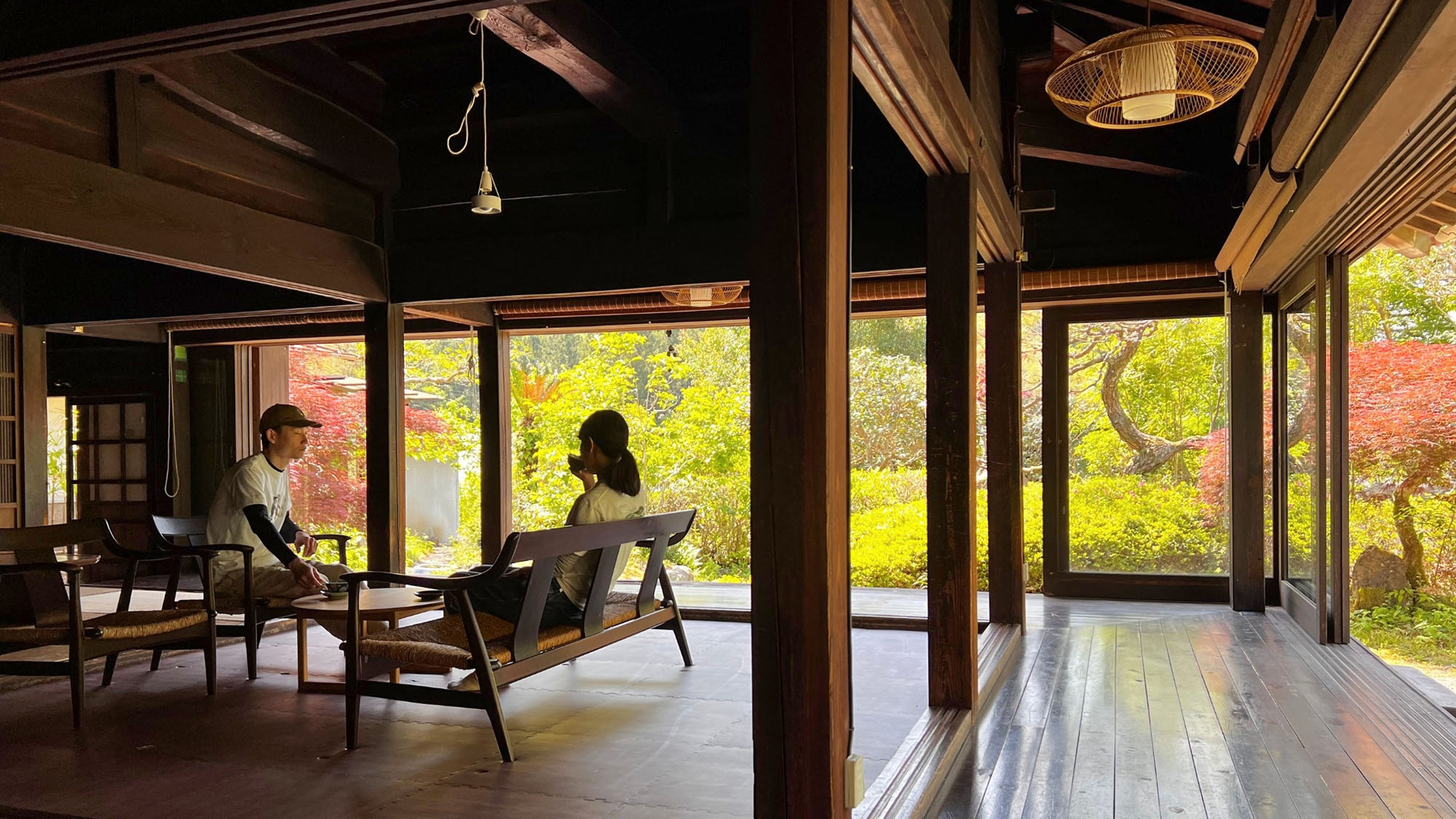 ・【リビング】吹き抜けのリビングからはどこを見わたしても美しい景観に包まれます