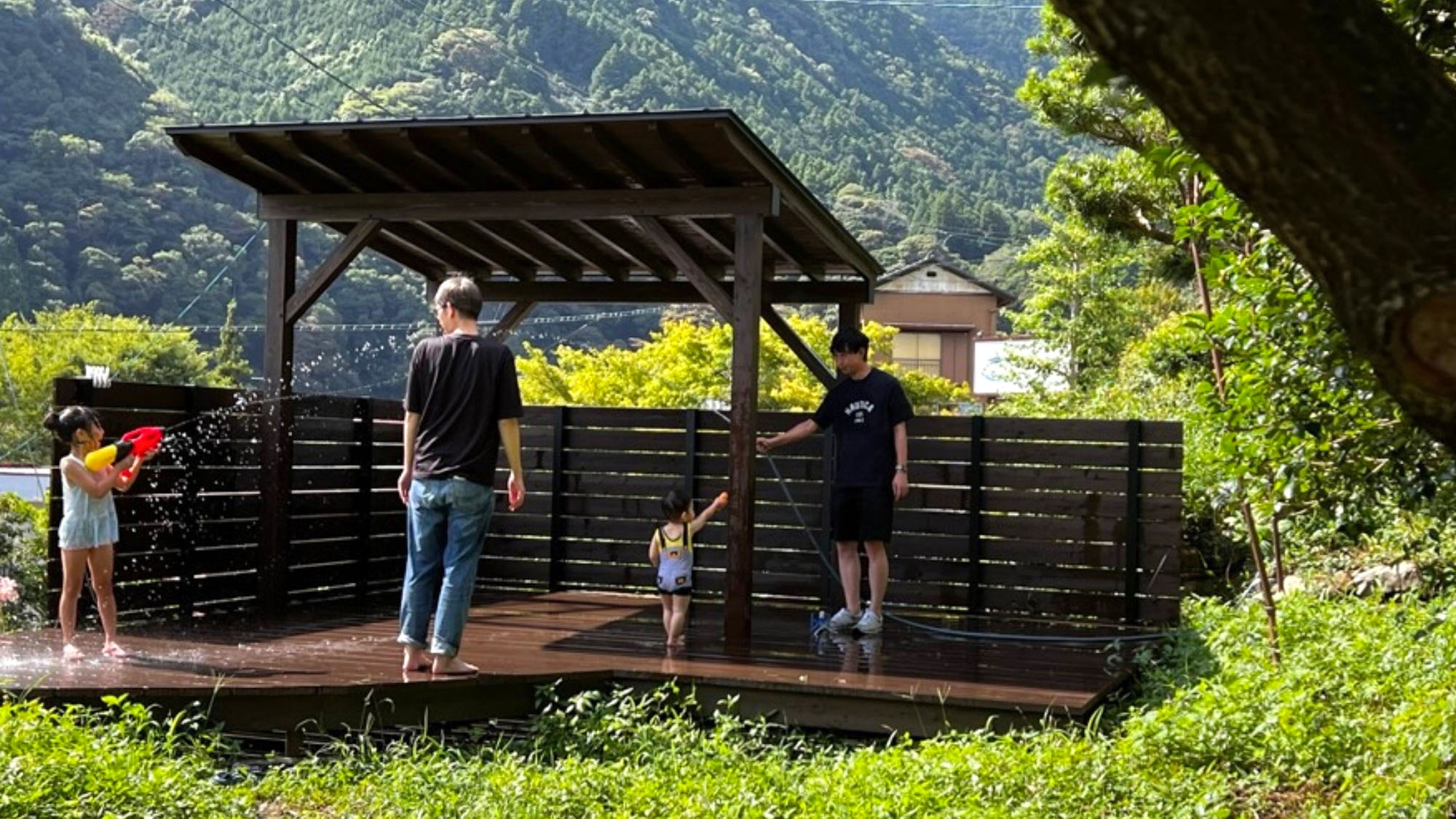 ・【庭園】夏はお庭で水遊びが楽しめます。お着替えをお忘れなく。※水遊びセットは有料レンタルあり
