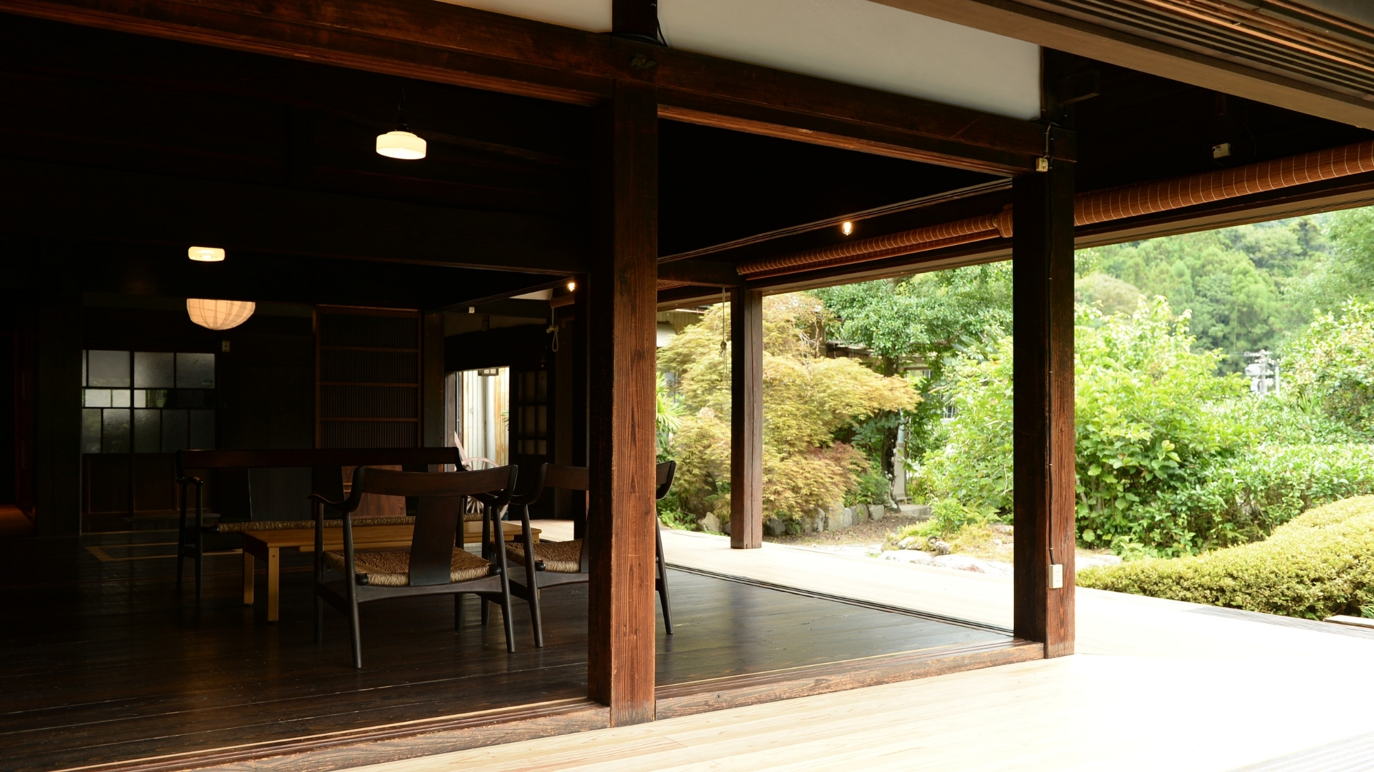 縁側から室内をのぞむ