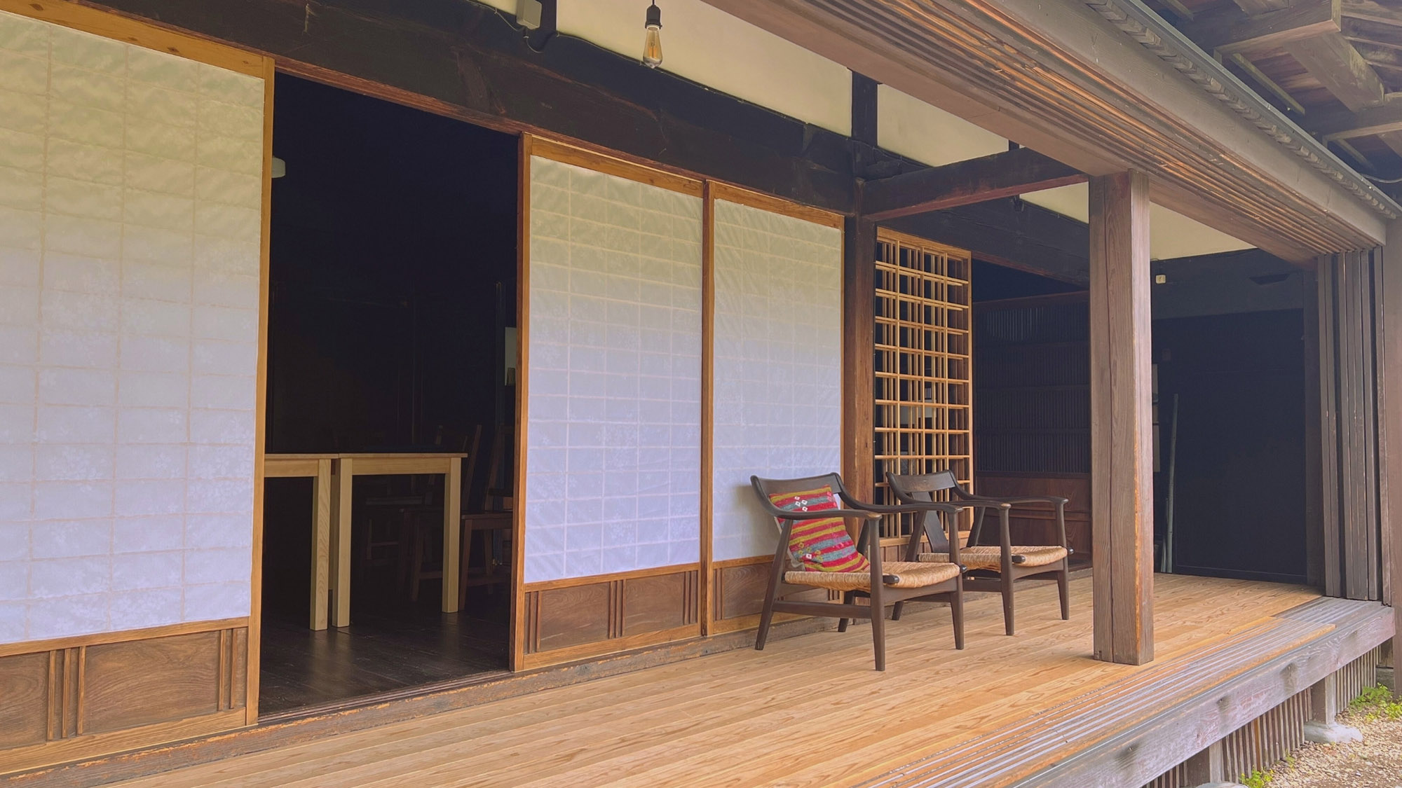 ・【縁側】縁側のベンチや椅子に腰掛け、景色をみながら読書などはいかがですか？