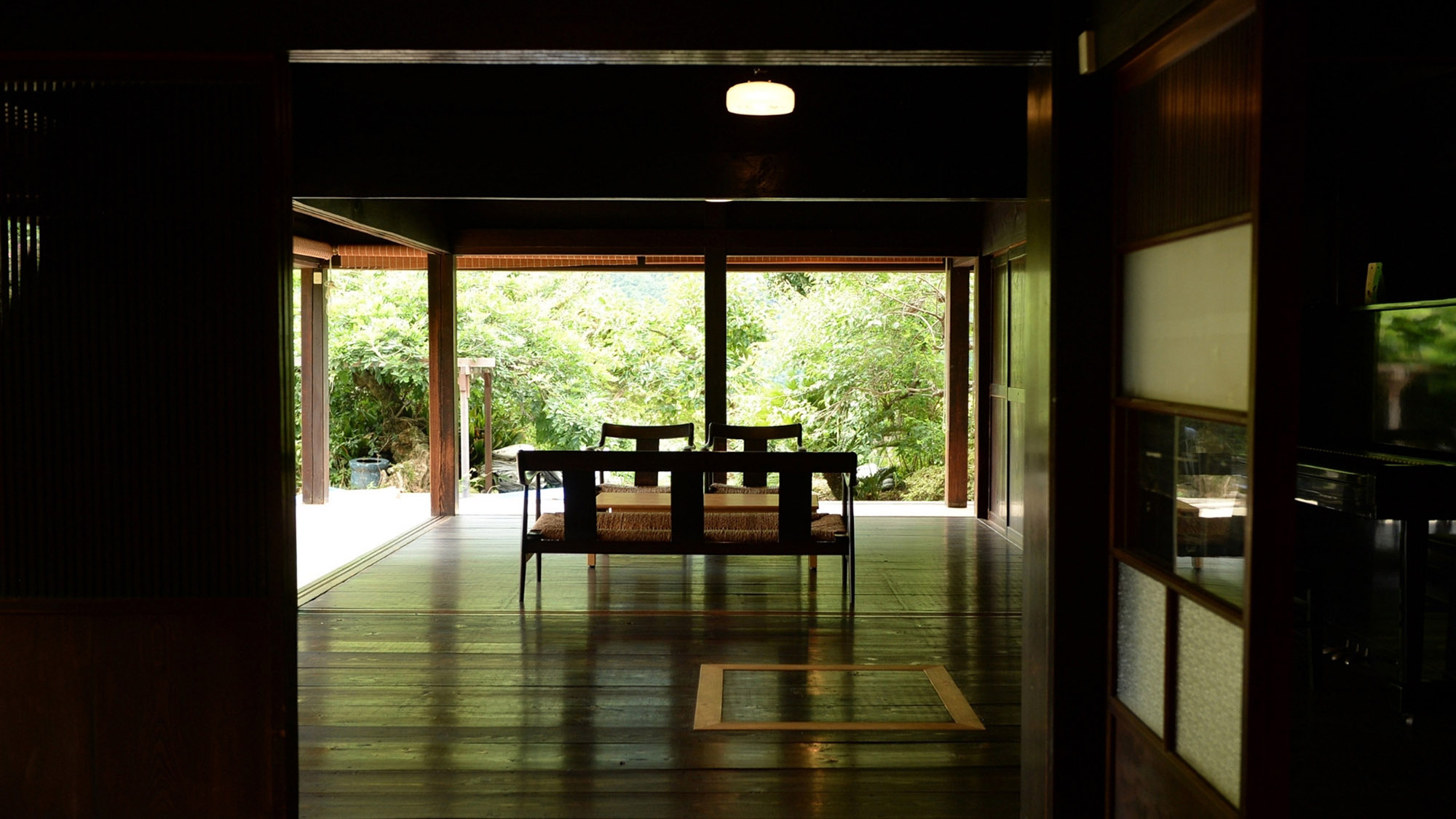 ・【リビングルーム】黒光りしている床は江戸時代のもの。昔は畳を上げて作業をすることも