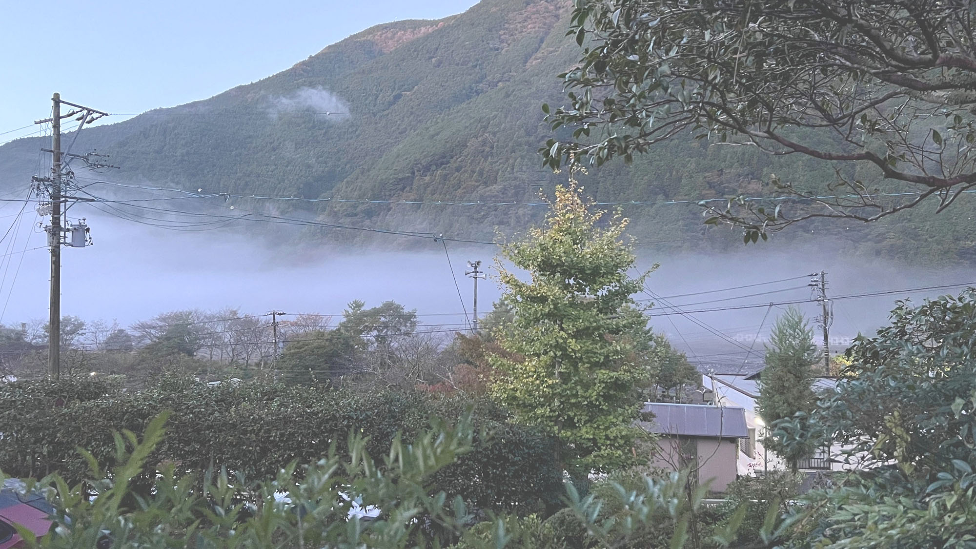 ・【周辺景観】秋の早朝に見られる「ケアラシ」。安倍川の上にかかる雲が龍のようです