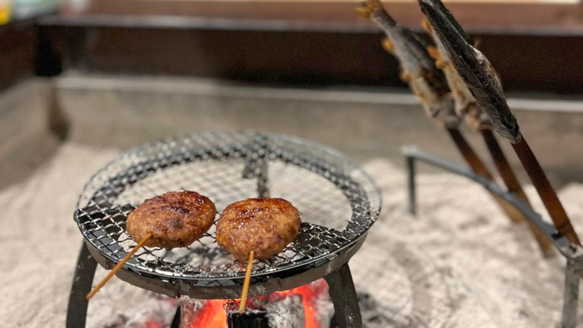 ・【囲炉裏】串料理を炭火でじっくり焼くと、甘じょっぱい香りが食欲を刺激します