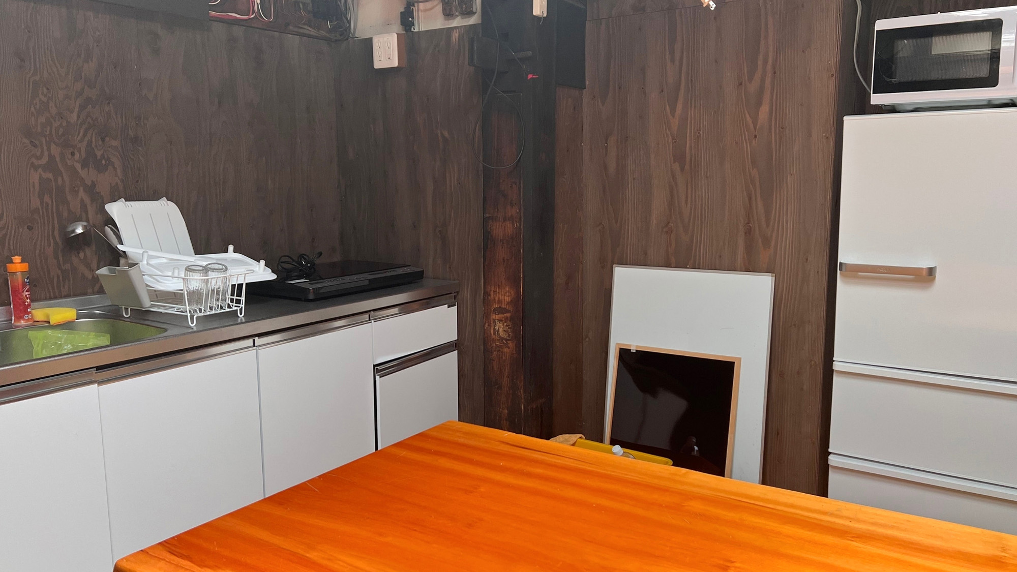 ・【ミニキッチン】冷蔵庫や電子レンジはご自由にご利用ください。食器もあります