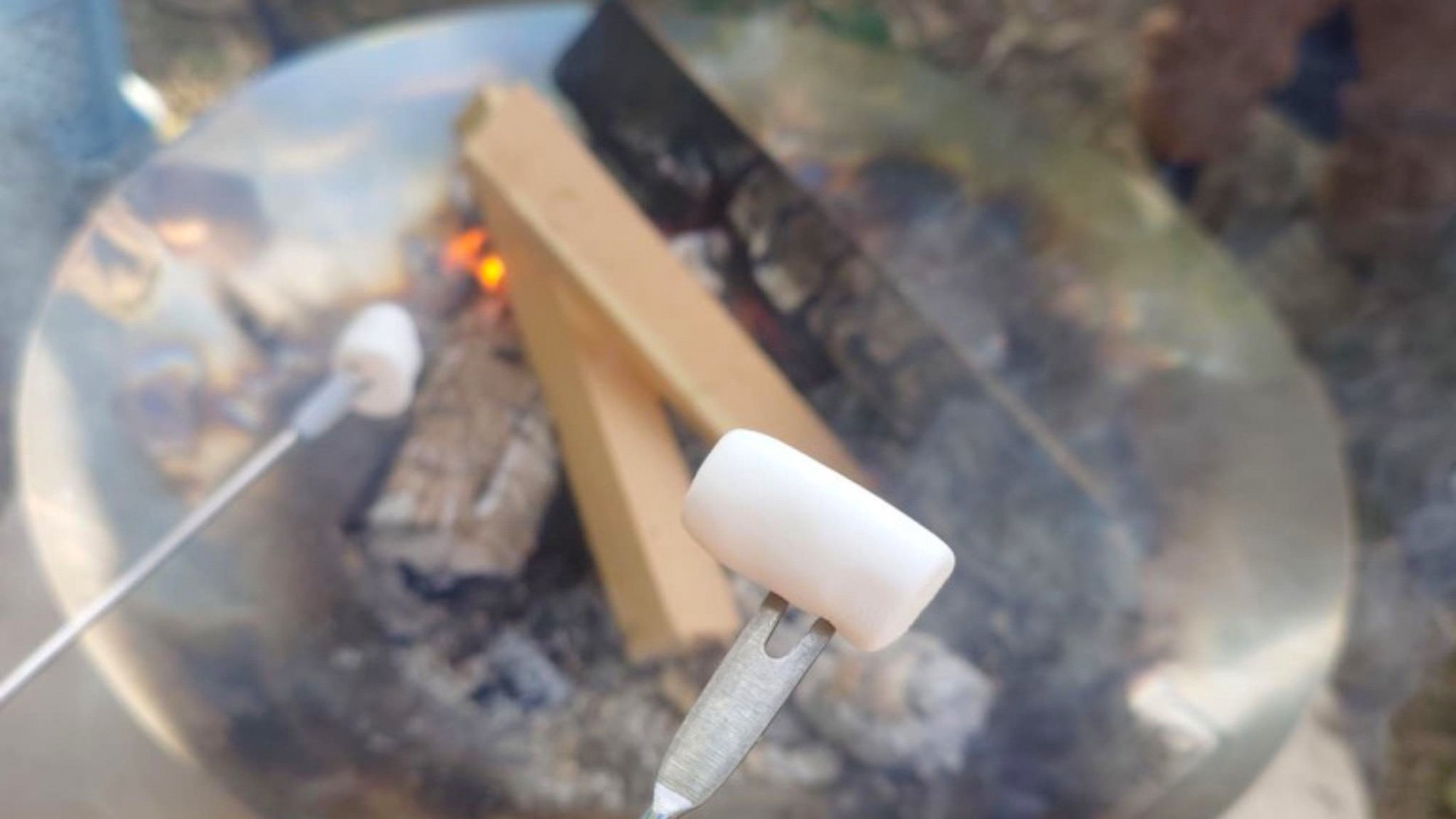 ・【囲炉裏】囲炉裏に薪をくべれば、甘く、香ばしい焼きマシュマロもお楽しみいただけます