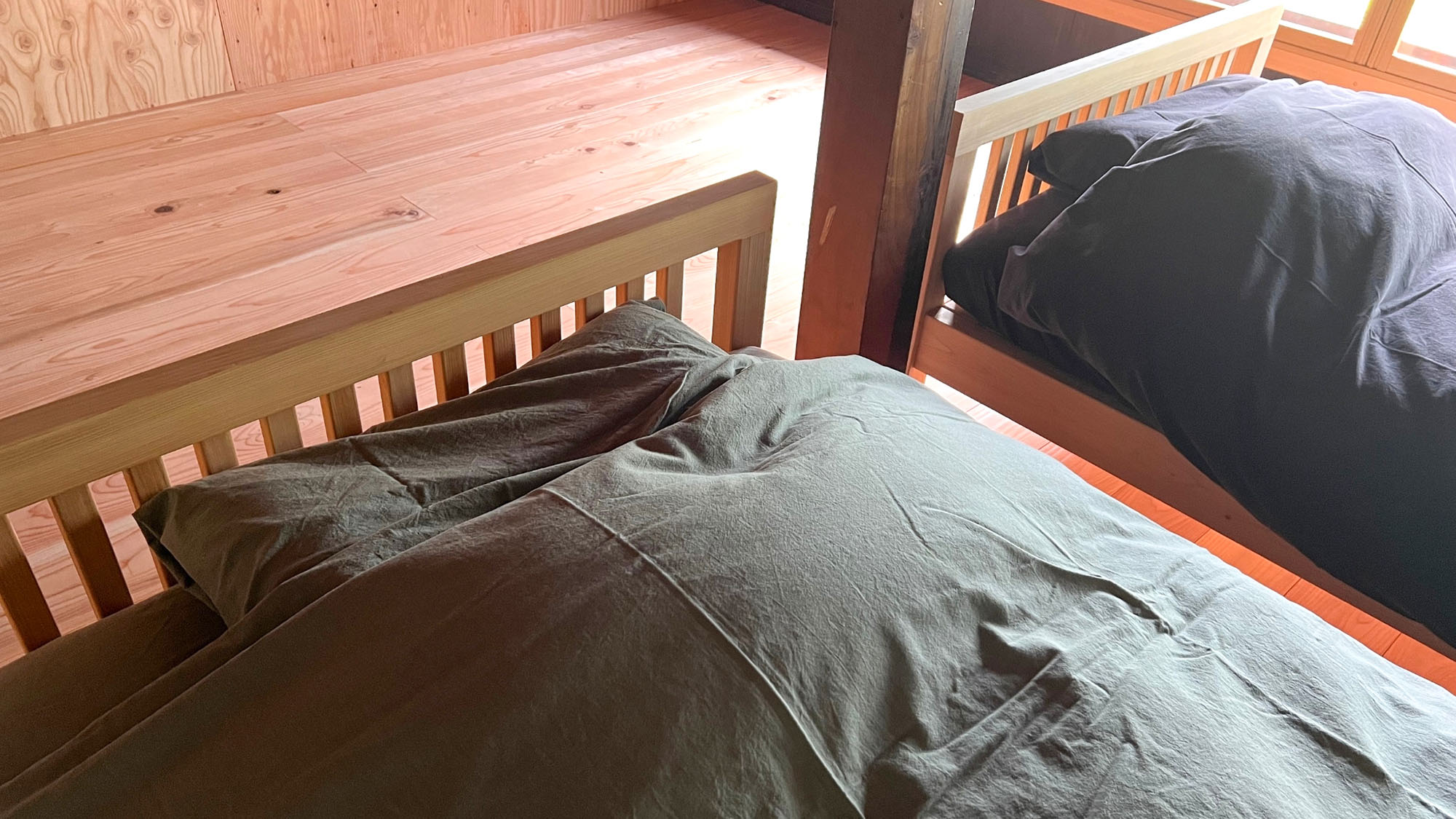 ・【ベッドルーム】寝具は季節に合わせてご用意しています。シーツ類は無印良品。エアコン完備