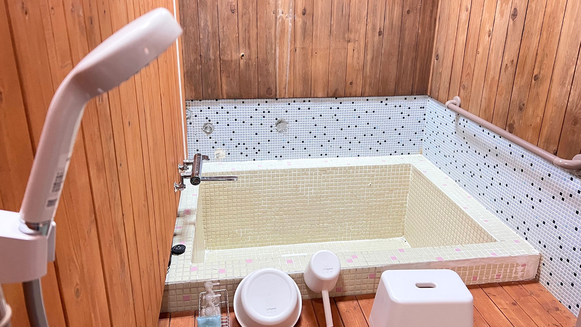 ・【バスルーム】家族風呂。昭和時代のタイルづくり。なぜかよく温まると評判です。