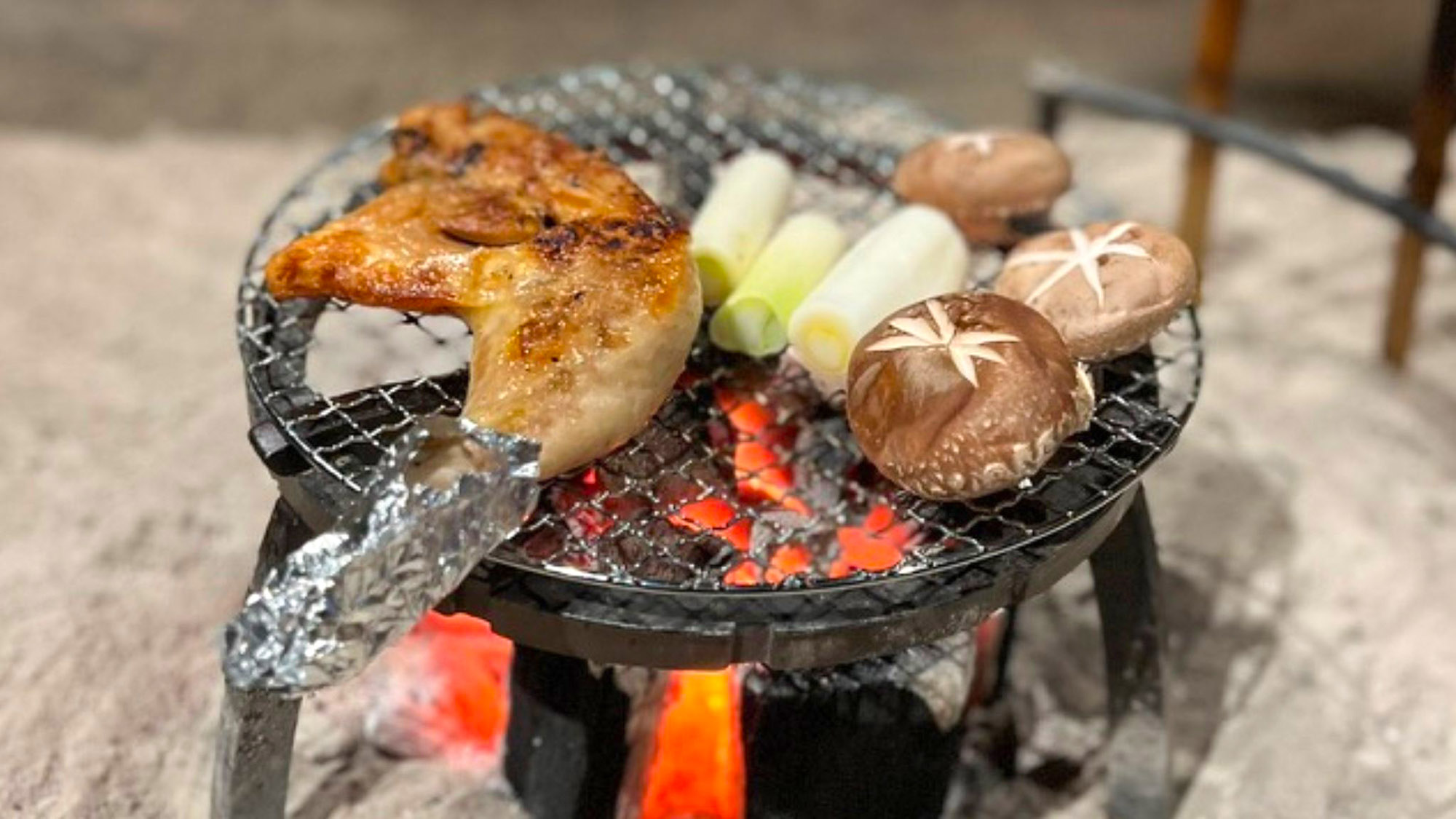 ・【囲炉裏】チキンを焼いたり、野菜を炭火で炙れば香ばしい、幸せな香りに満たされます