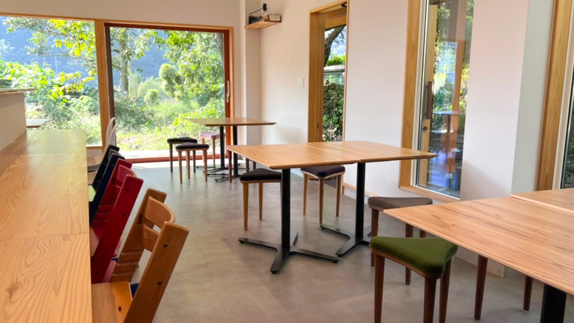 ・【お食事処】朝食やBBQ時にご利用いただける別棟の緑感じられるダイニングルーム