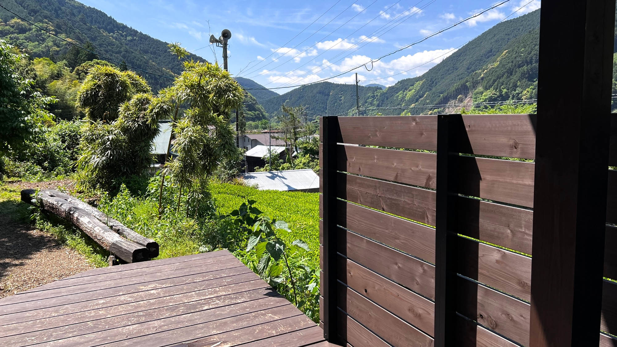 ・【ウッドデッキ】景観のよい、山裾広がる茶畑の横にある広場＋ステージ