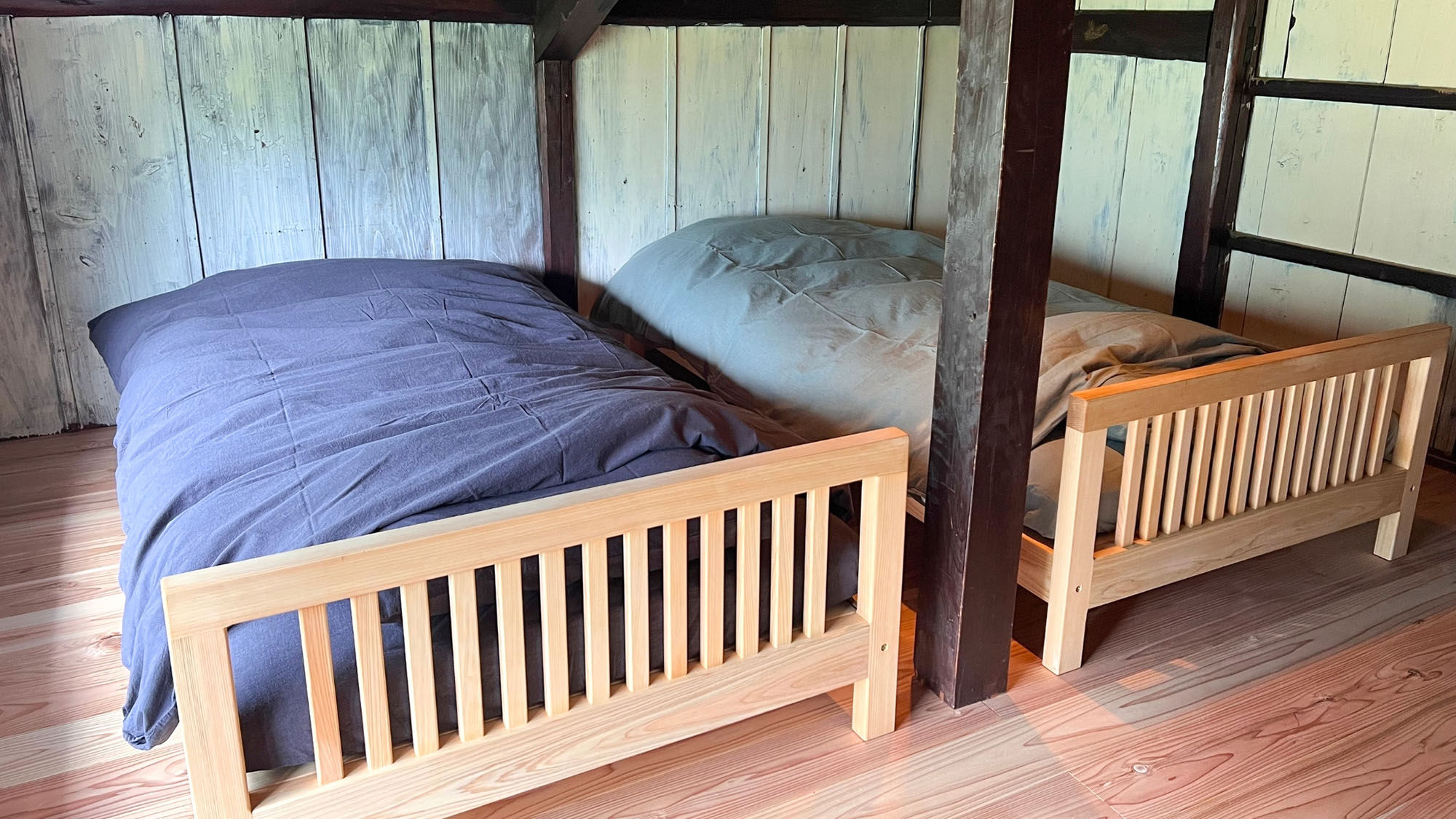 ・【ベッドルーム】ゆったり並んだシングルベッドで、心地よい朝を迎える場所