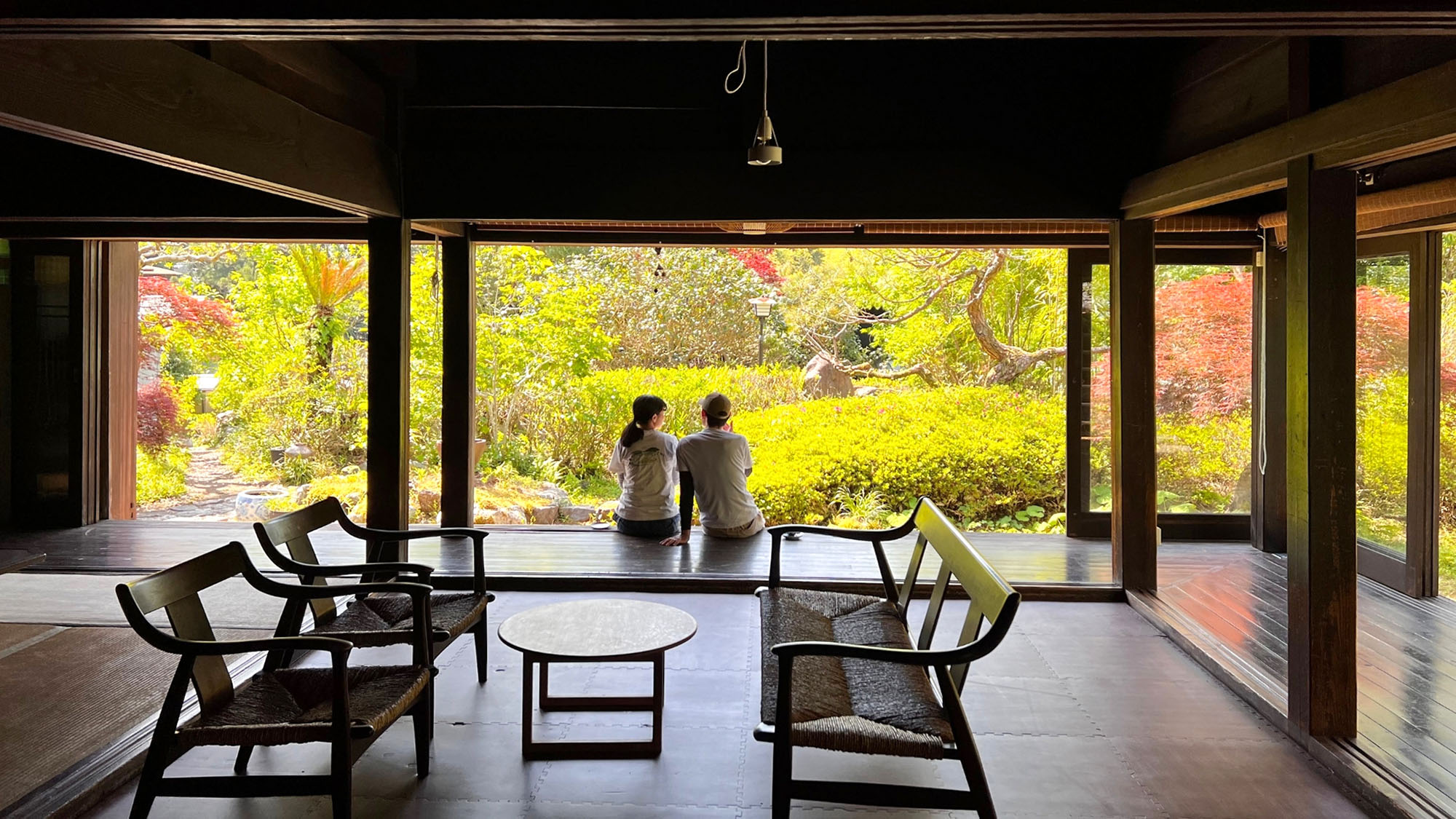 ・【リビングルーム】ベンチセットは古民家にマッチした趣ある松本民芸家具（縁側床は改装済）