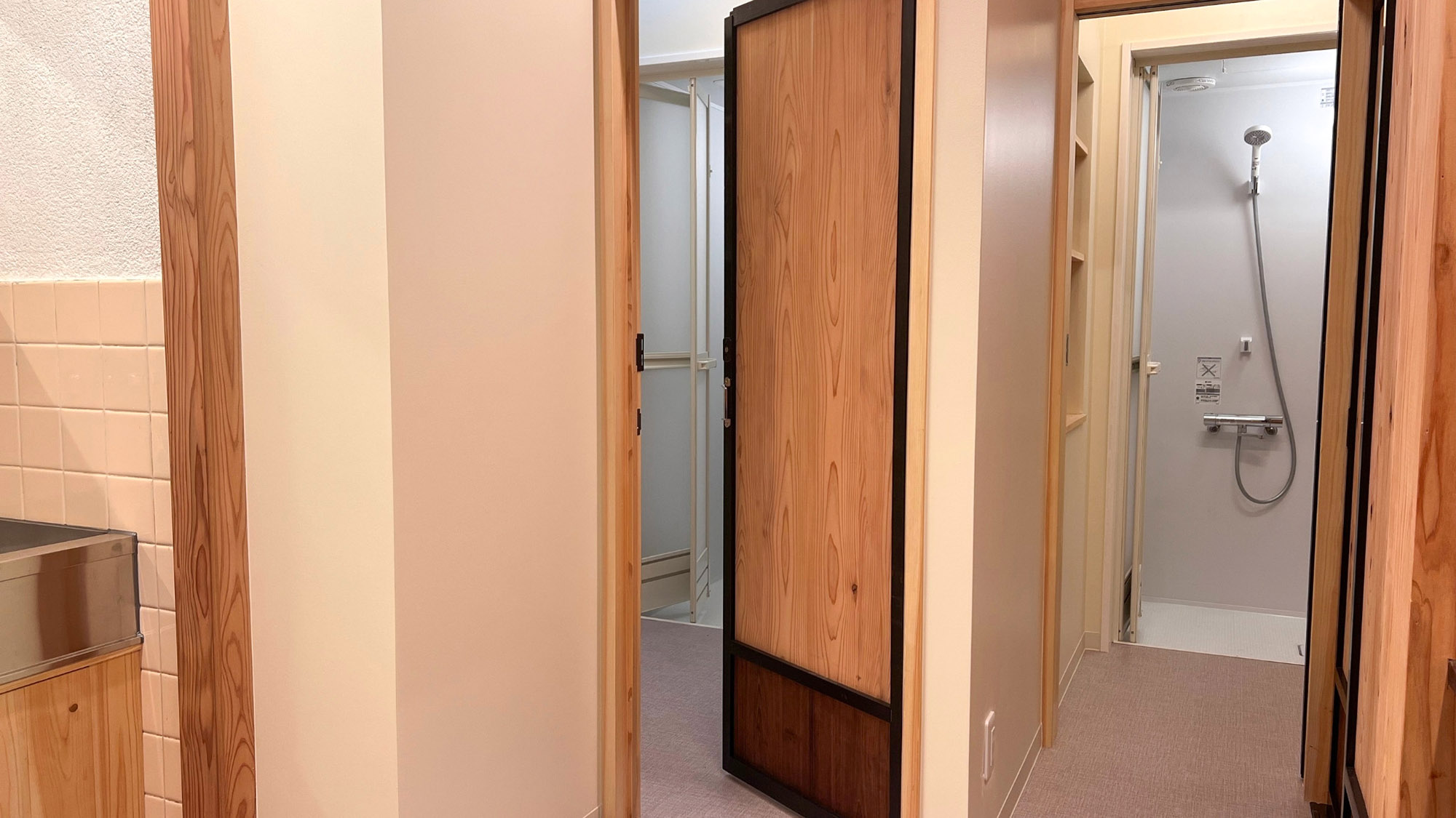 ・【シャワールーム】家族風呂の隣にシャワー室は2室あります