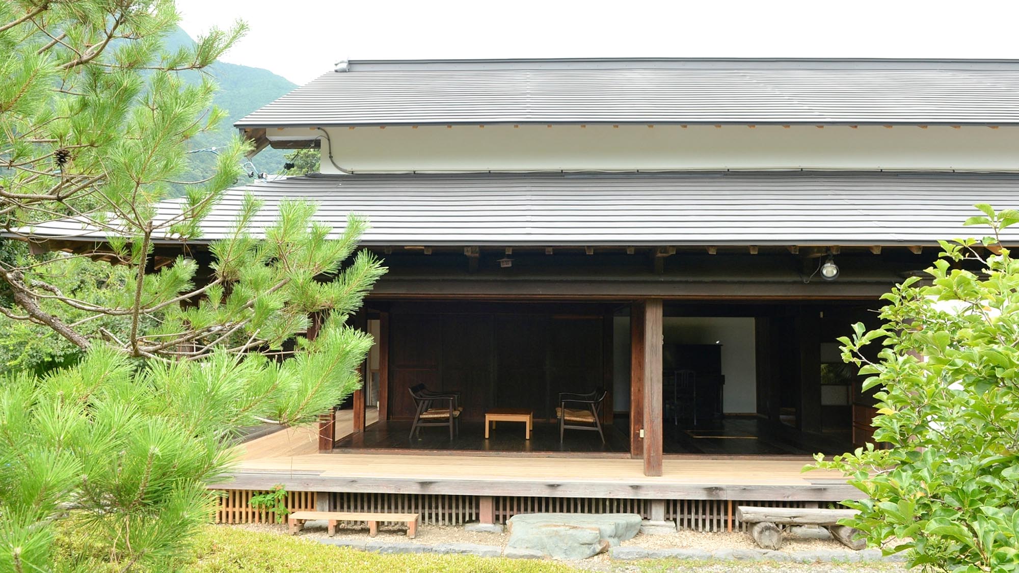 ・【外観】築250年の元庄屋。縁側からは庭と山の景色がお楽しみいただけます