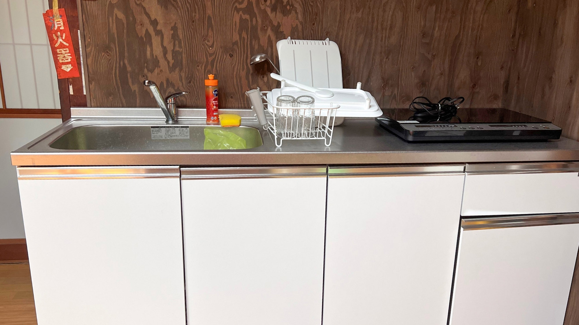 ・【ミニキッチン】併設されているミニキッチンには２口のIHコンロを設置