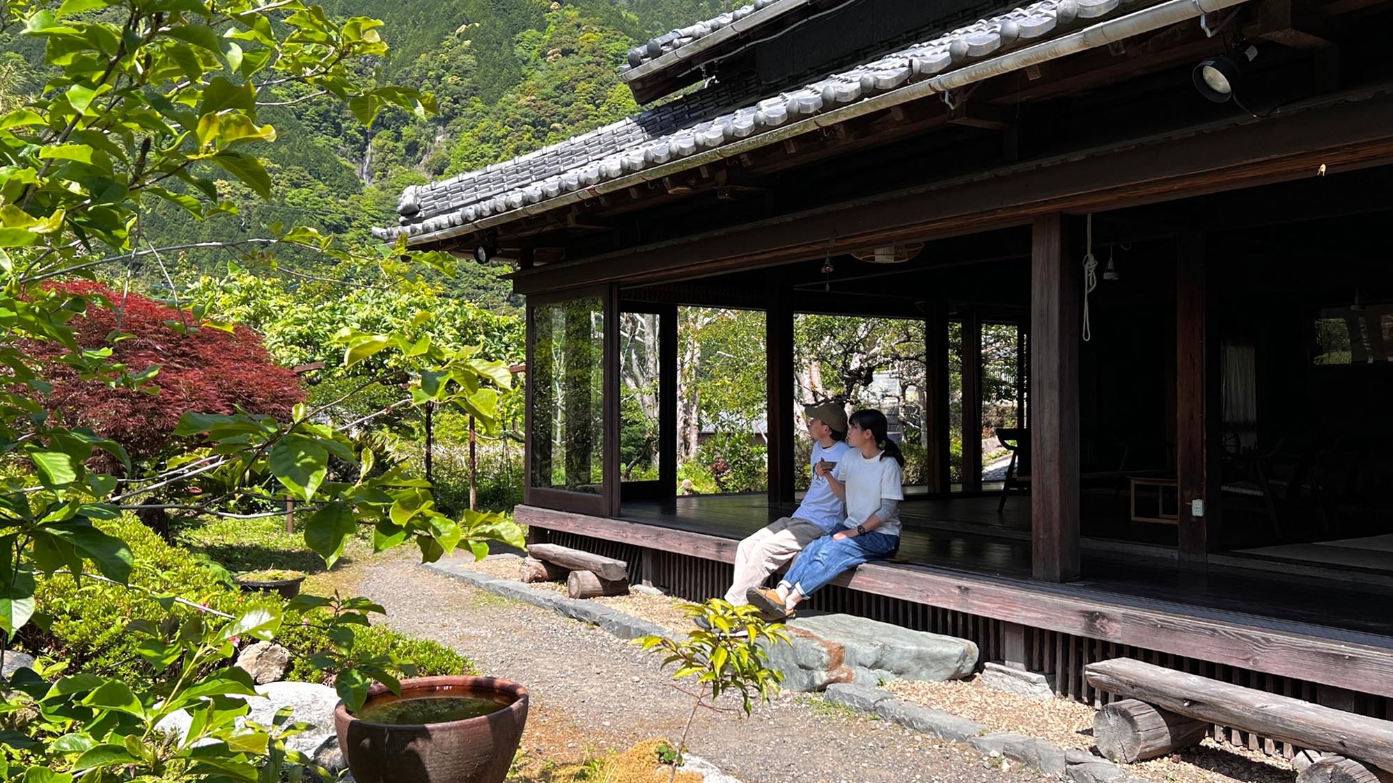・【縁側】玄関前から縁側を望む5月の景観。周囲の山々の新緑が楽しめます