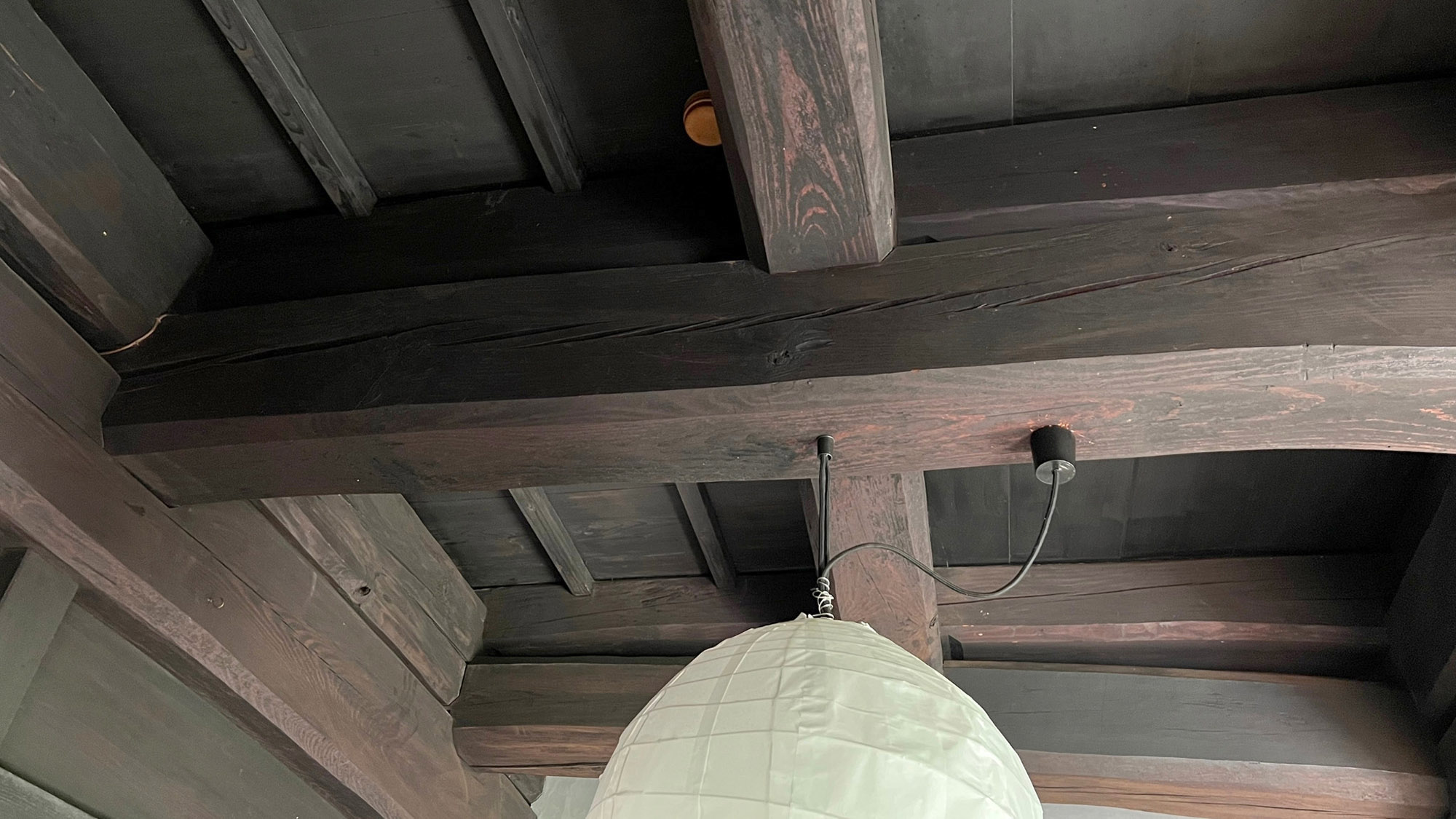 ・【玄関】江戸時代の太く、立派な二重梁がお出迎え