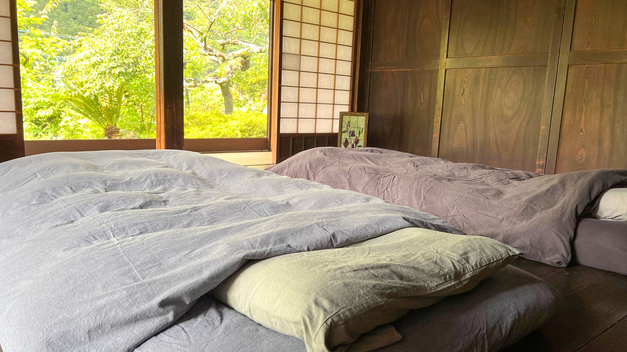 ・【和室】縁側横の部屋に布団を敷く。障子を開けると一面の緑に包まれます