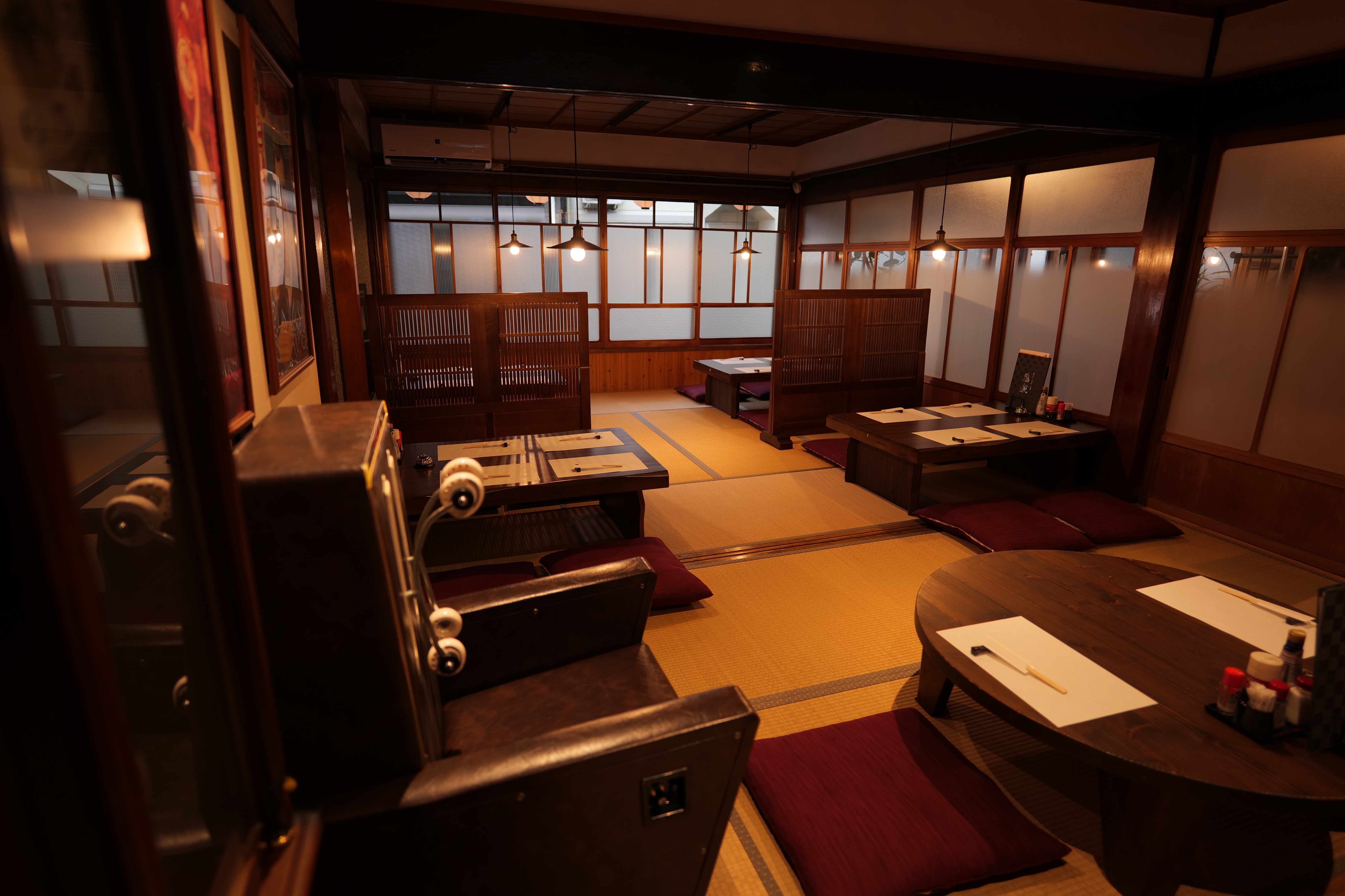 1階の居酒屋　オーナーこだわりのレトロ感満載の趣ある雰囲気になっております♪