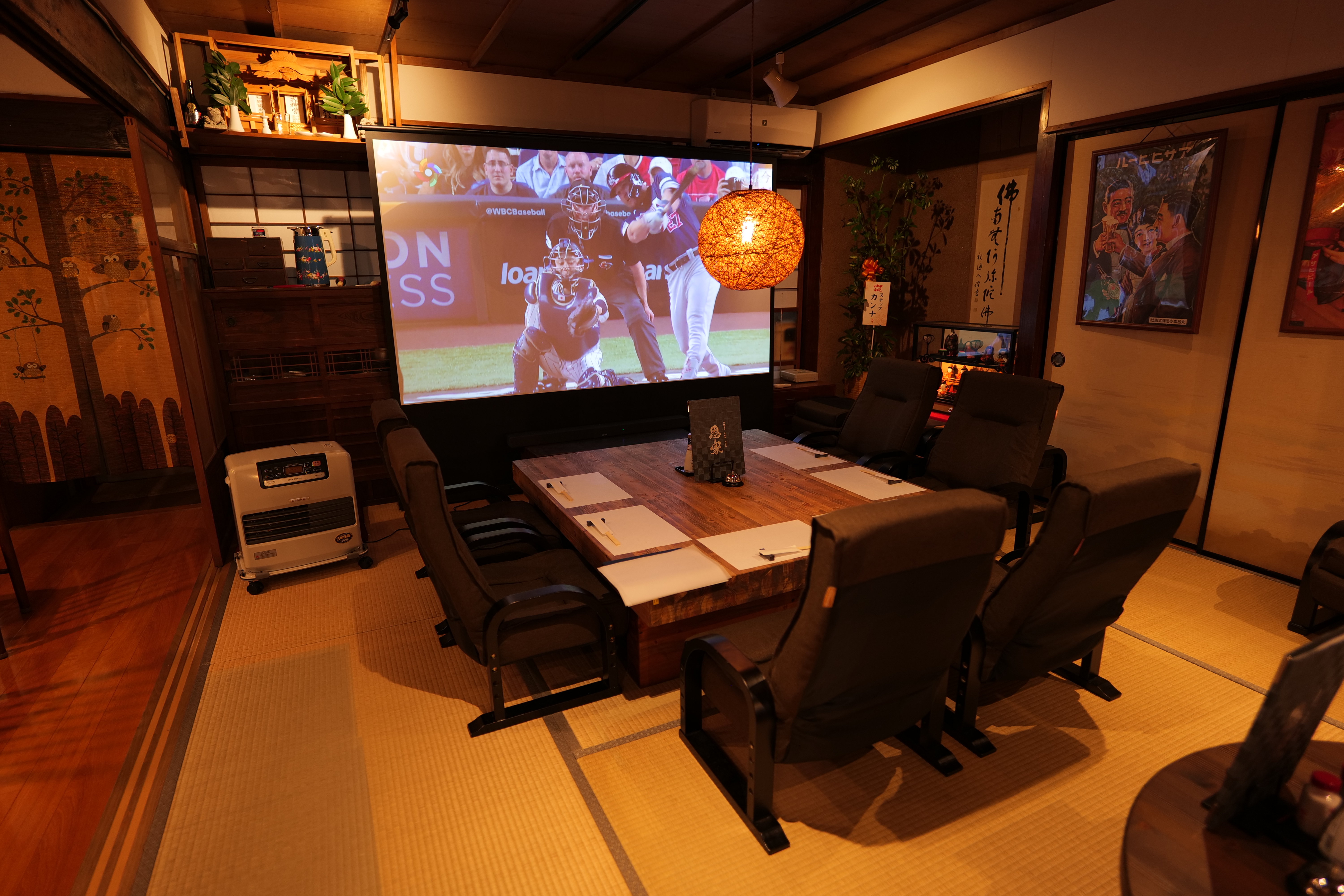 1階居酒屋にも大型プロジェクターも設置♪