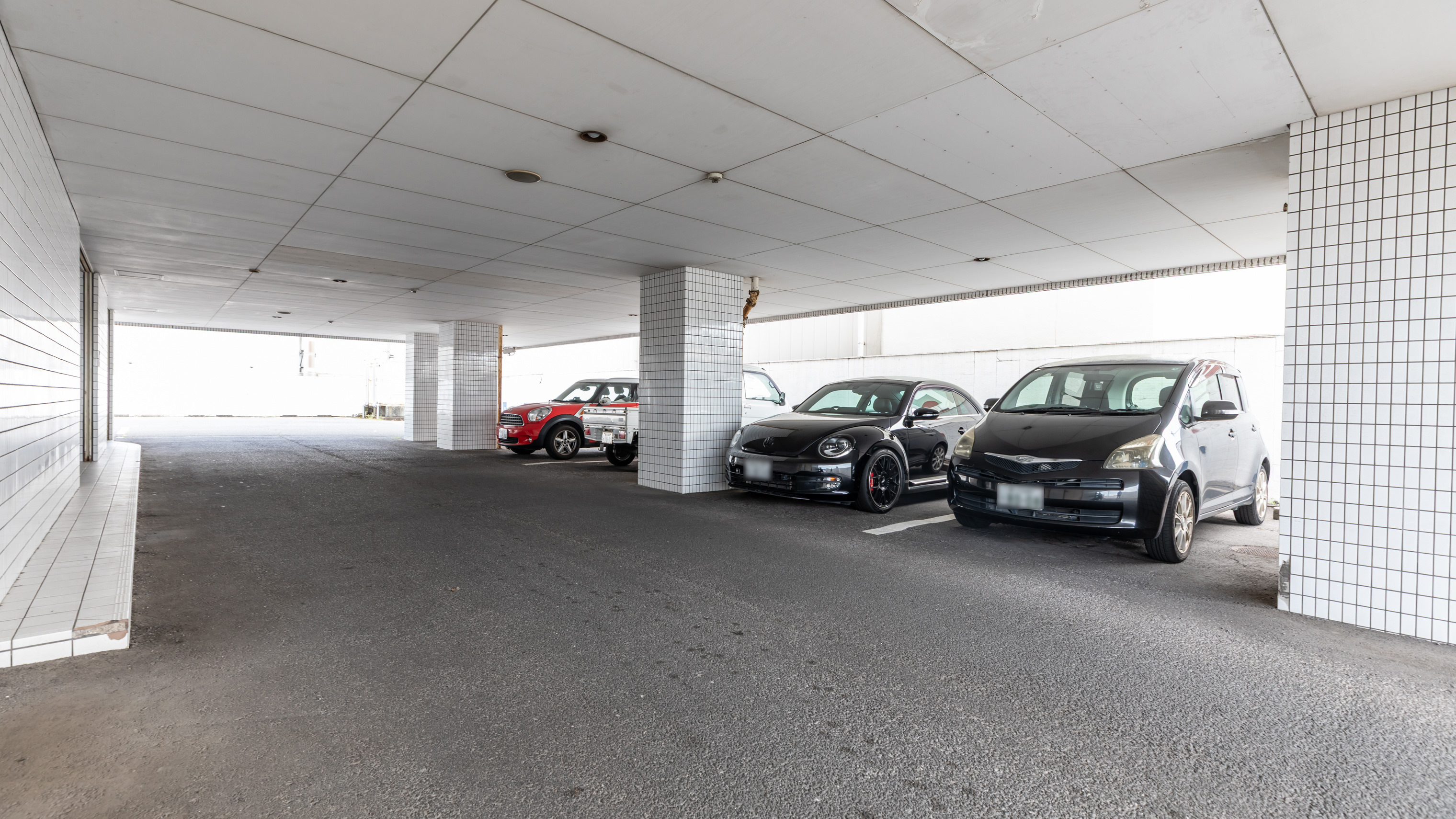 《共有エリア》無料駐車場がございます（予約不要）