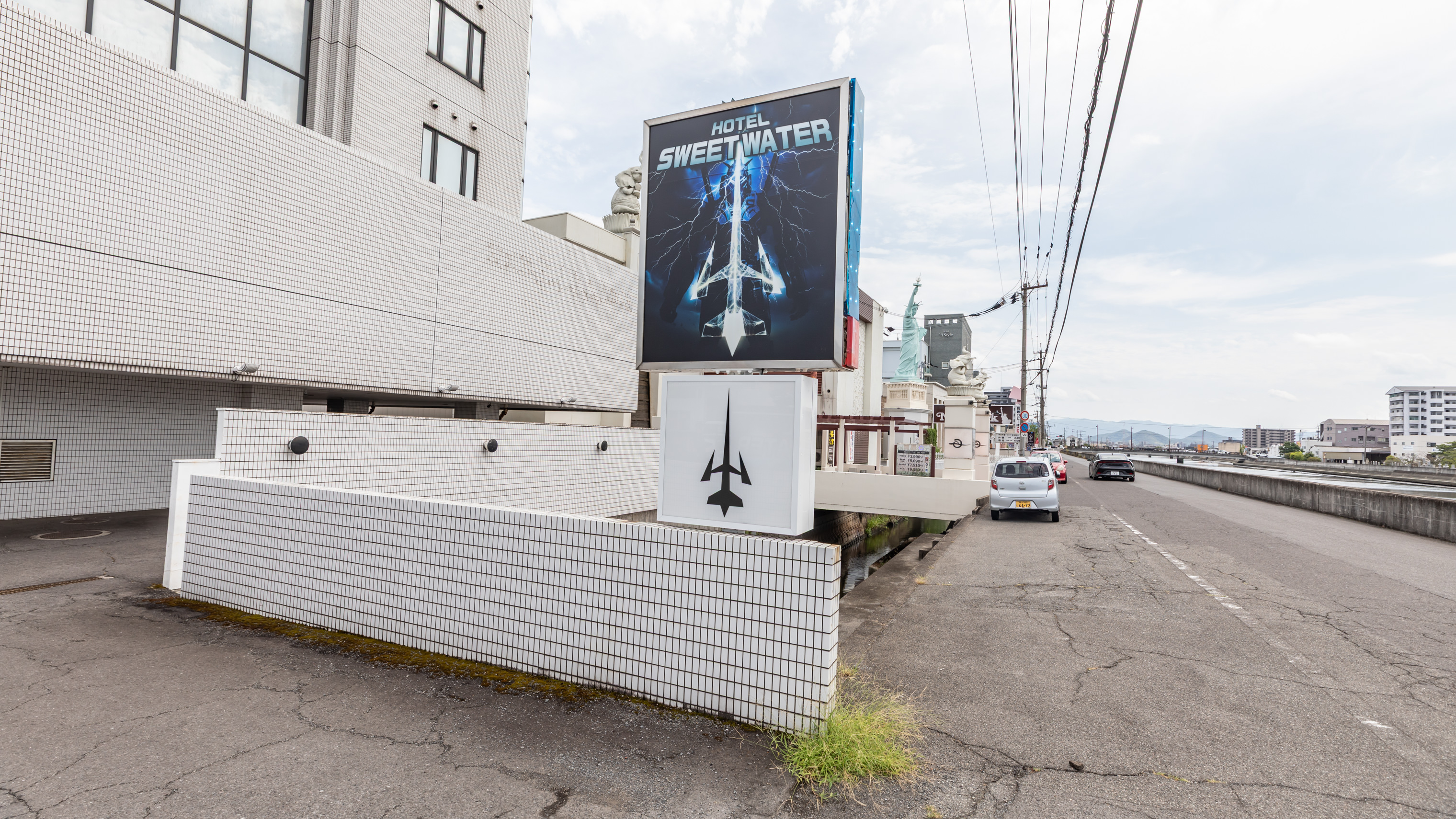 《外観》このサインが目印♪