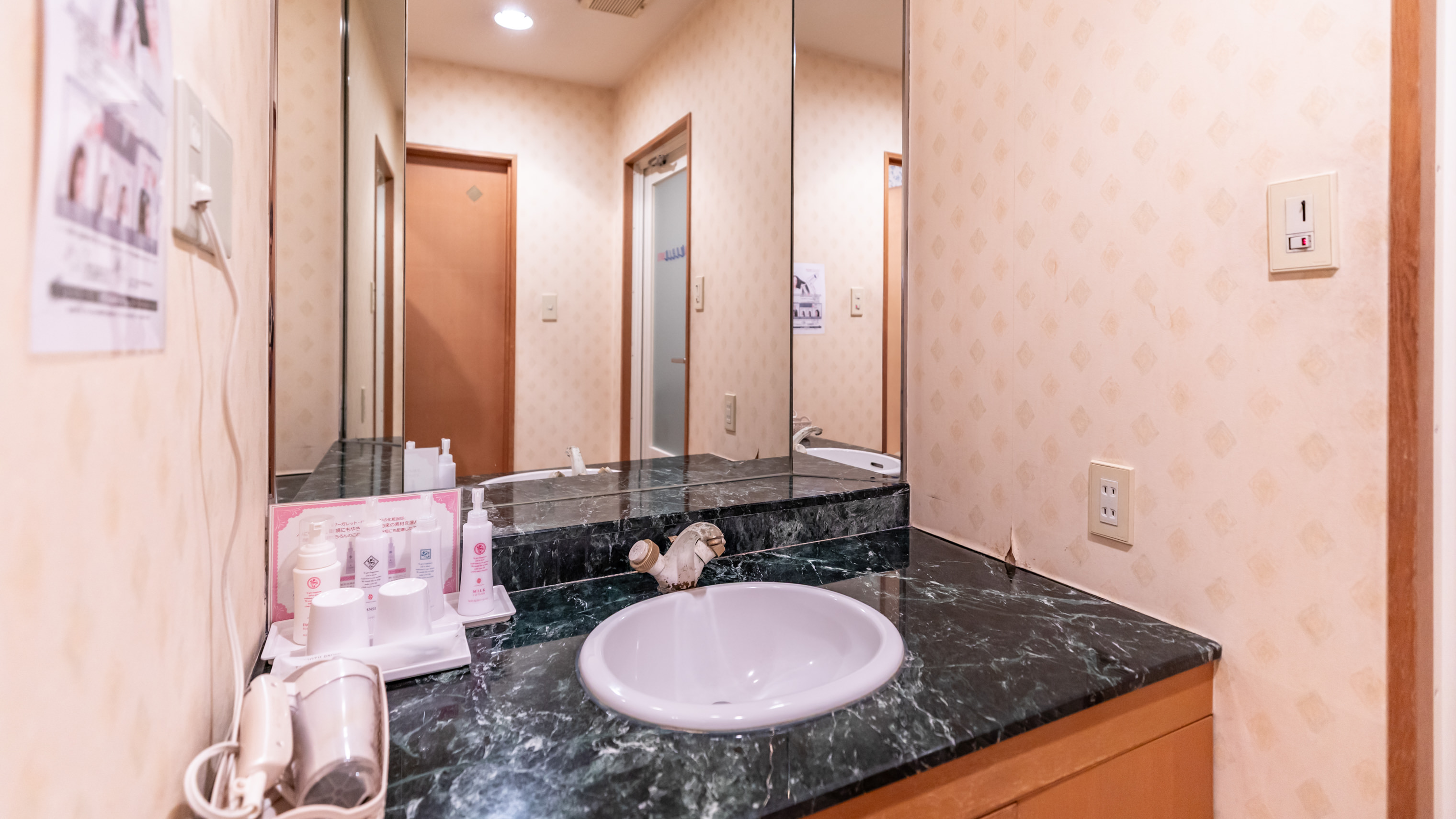 《客室》ツインルーム（一例）