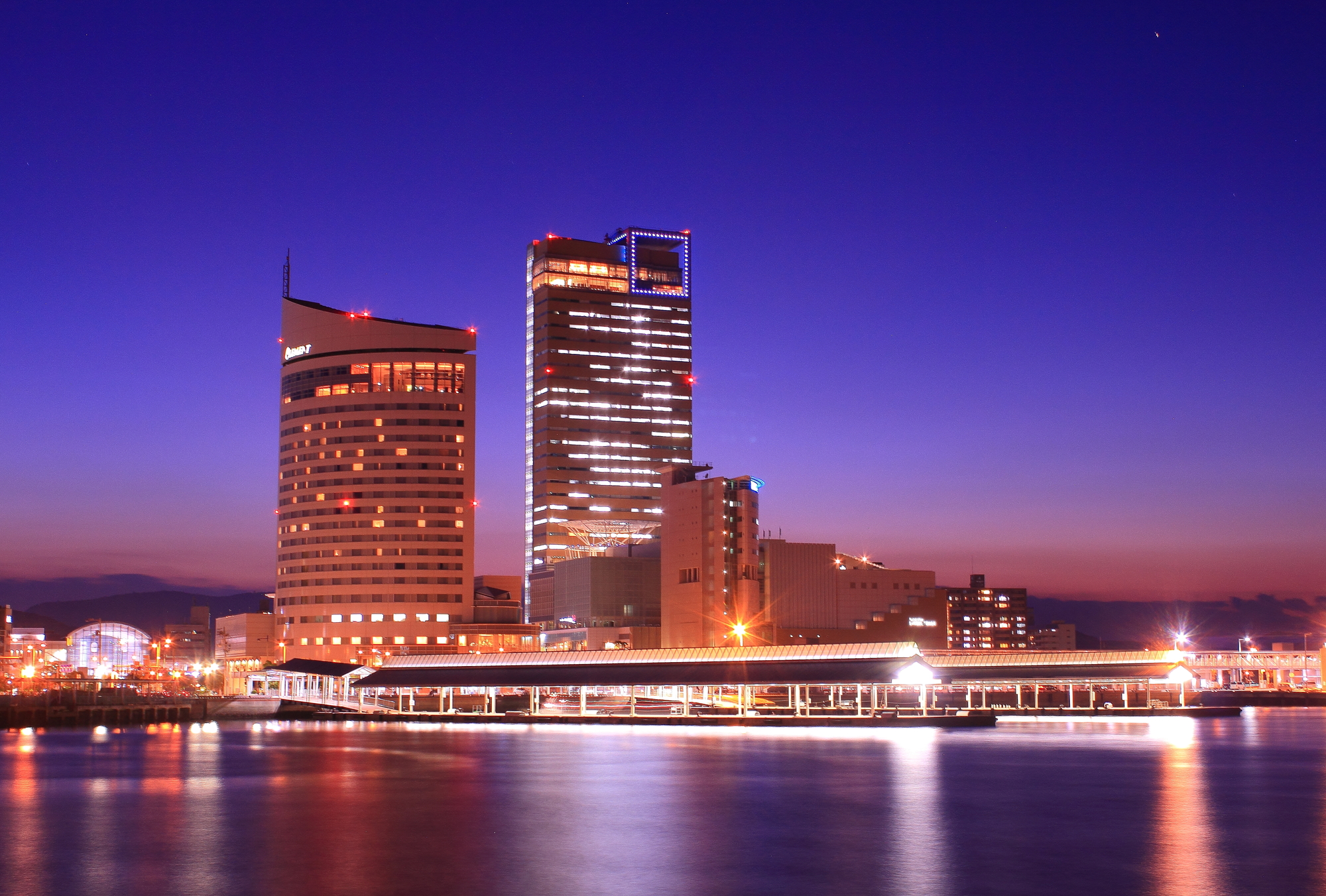 《周辺情報》サンポートの夜景