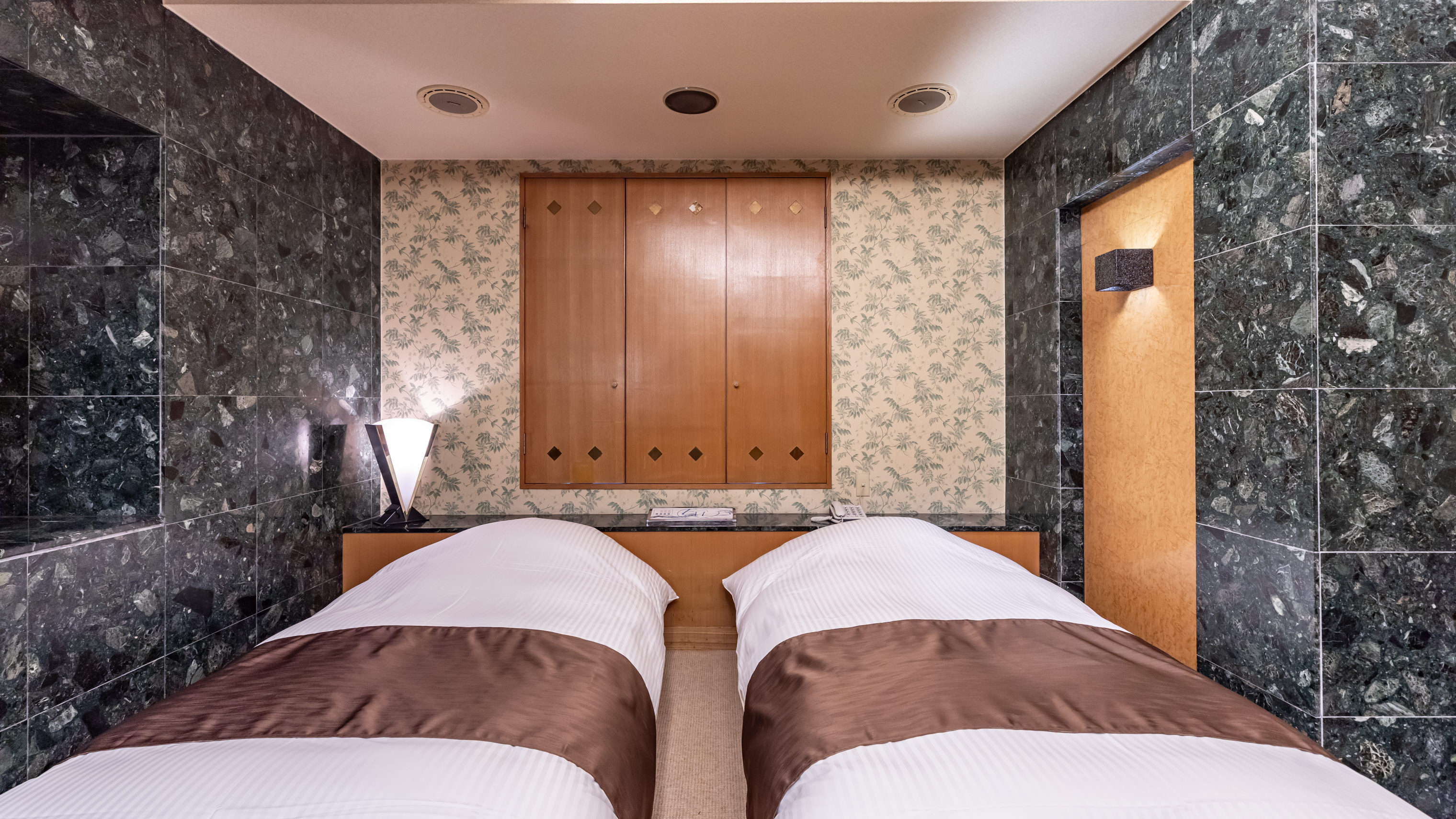 《客室》ツインルーム（一例）