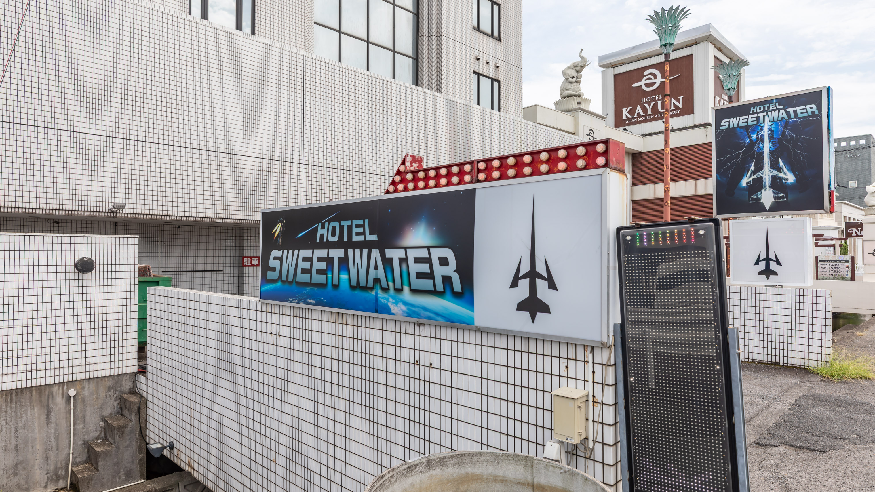 《外観》このサインが目印♪