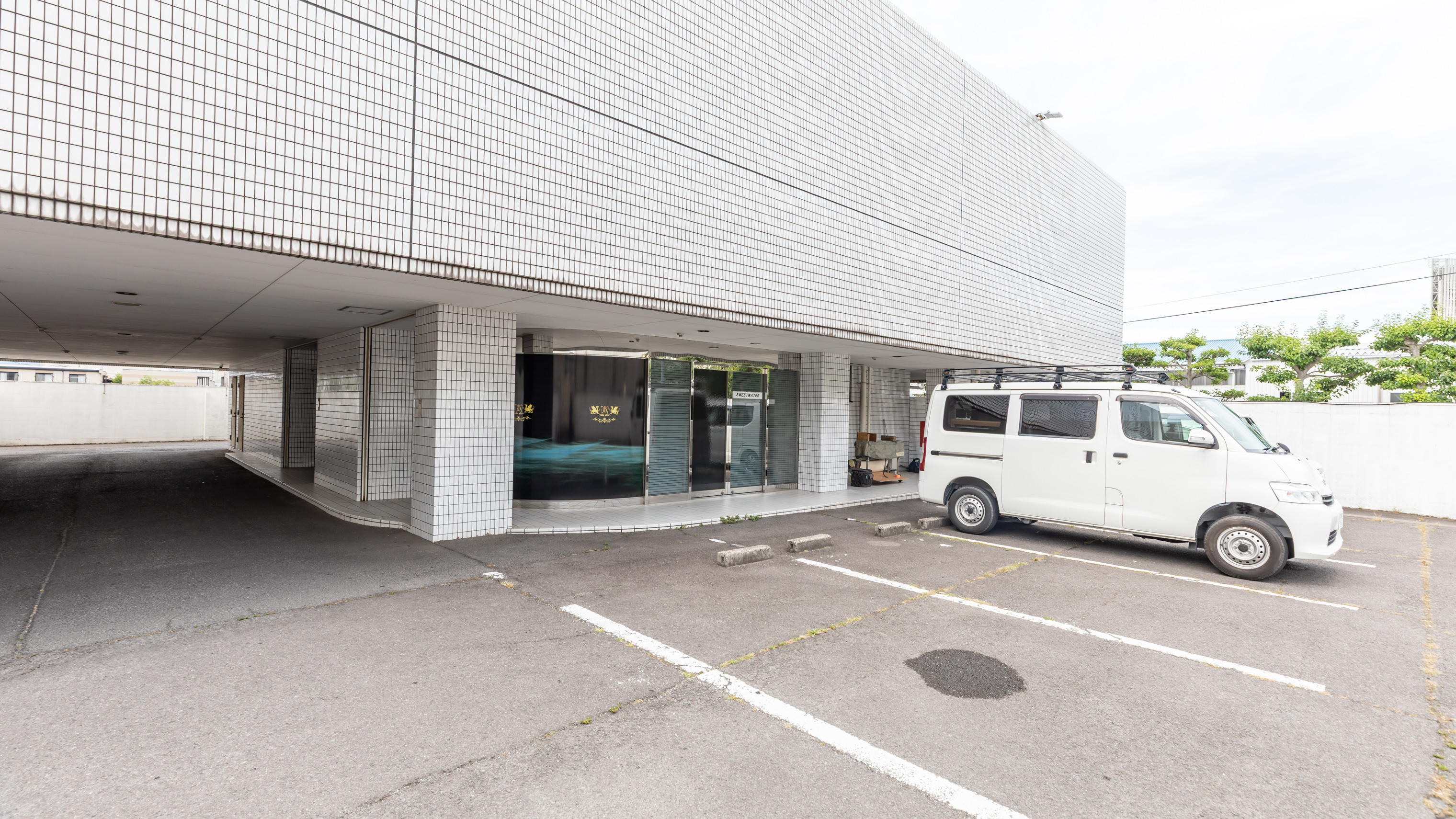 《共有エリア》無料駐車場がございます（予約不要）