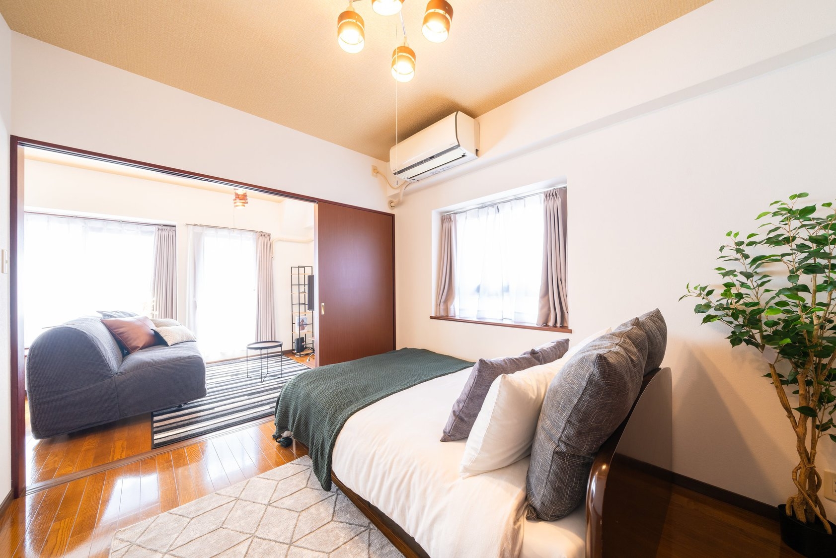 ダブルベッド1台+ソファベッド1台+エキストラベッド1台・4名様でのご利用におすすめ