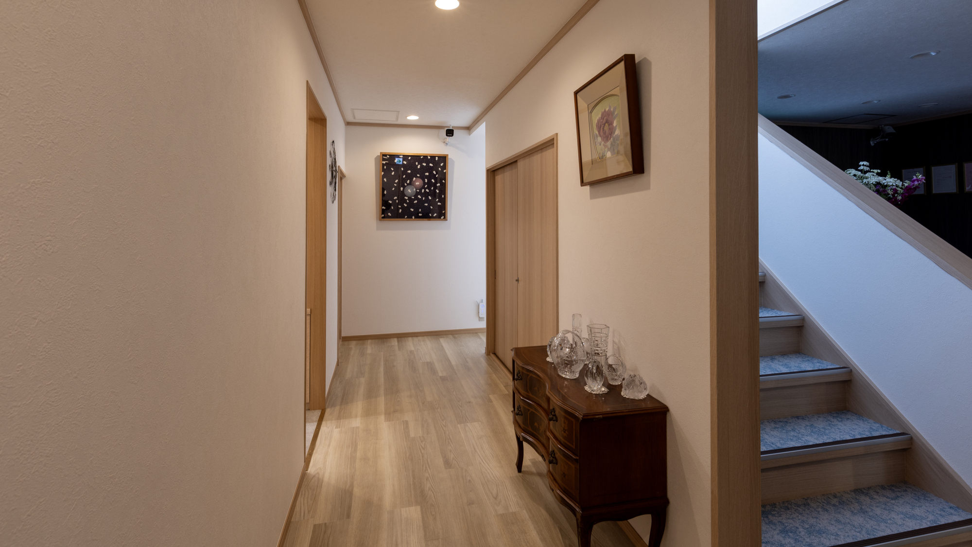 館内には調度品や絵画が飾られ、心安らぐ空間が広がります。