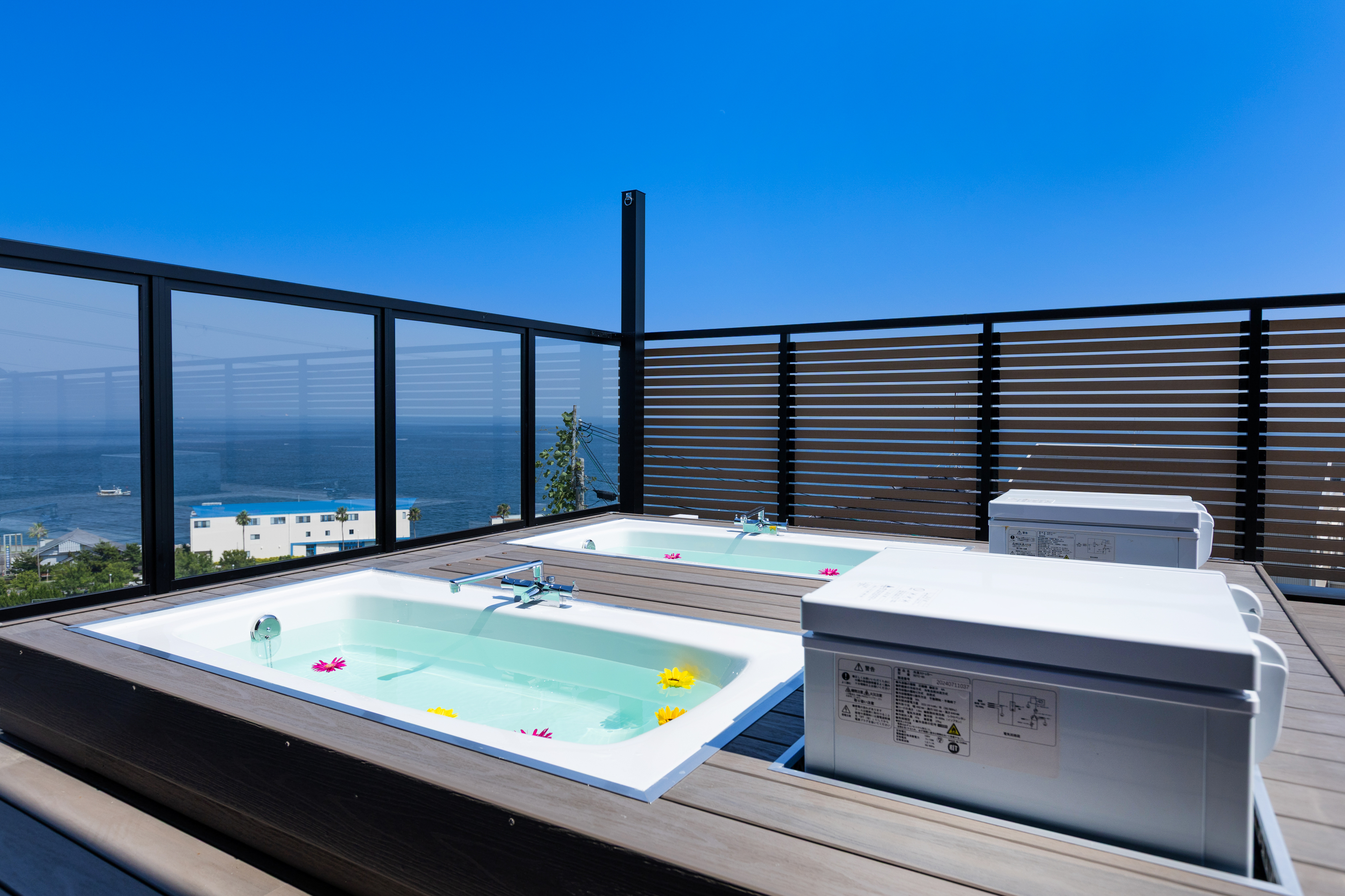屋上 露天風呂兼水風呂　浴槽2つ