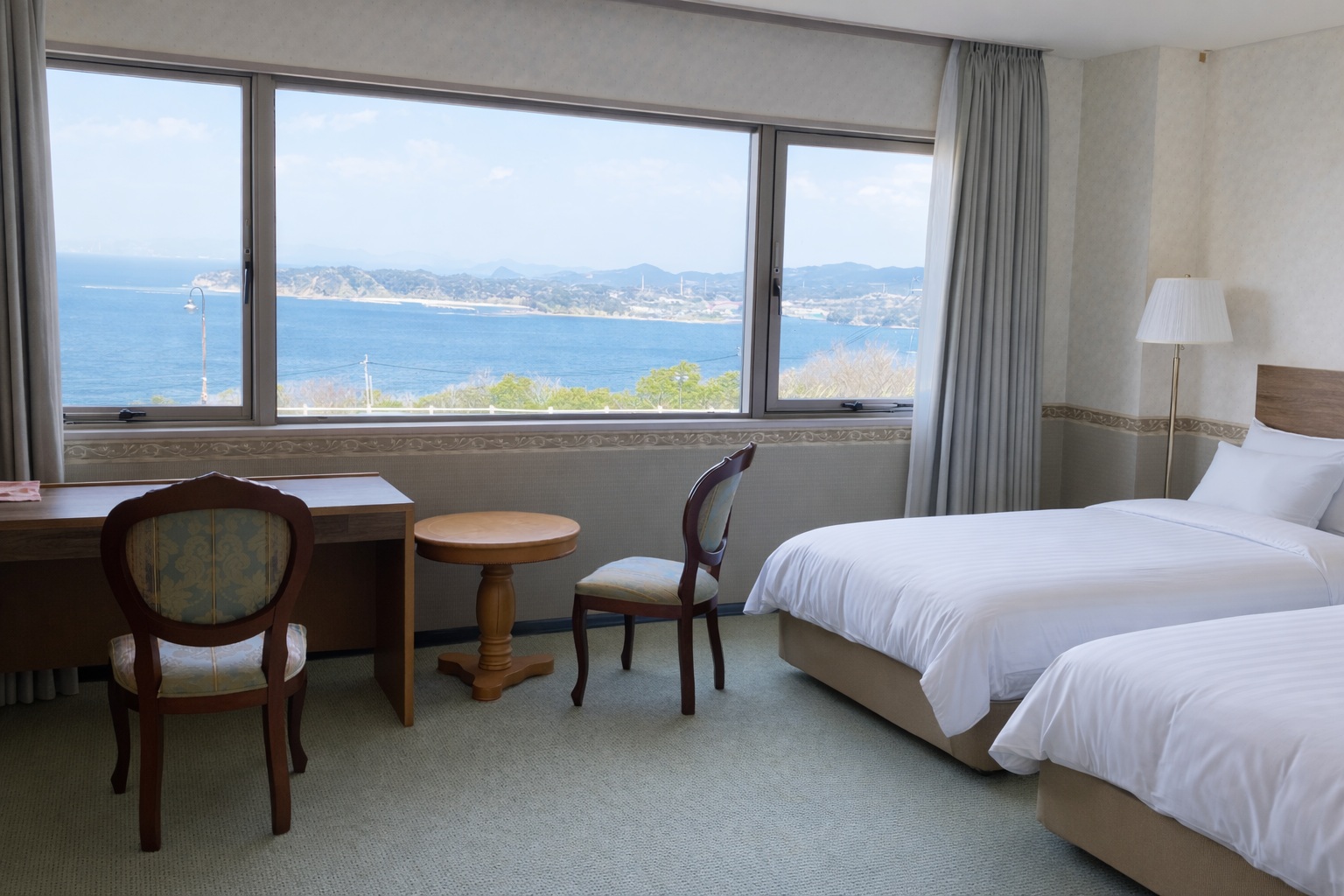 大窓から大村湾を一望できる開放的な洋室です。心地よい潮風を感じながら、移ろいゆく海の景色を眺める贅沢なひとときをお愉しみください。