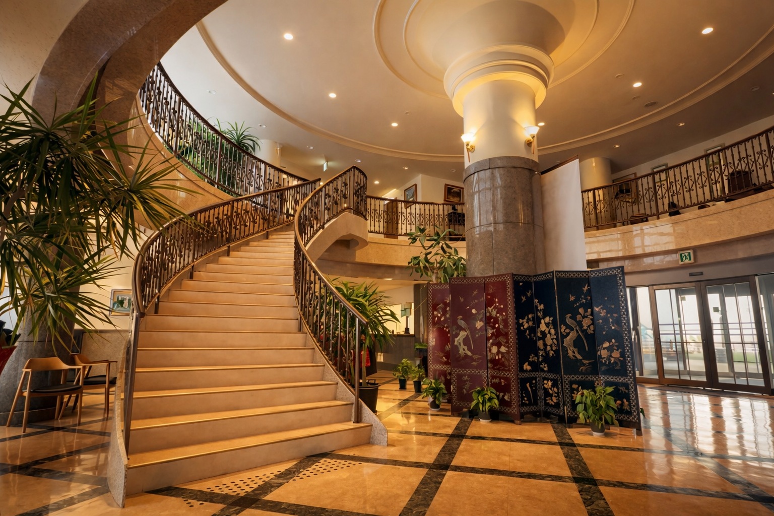 豪華なシャンデリアと螺旋階段が印象的なロビーです。世界的な水墨画のアートに囲まれた、非日常を感じる華やかな空間でお客様をお迎えいたします。