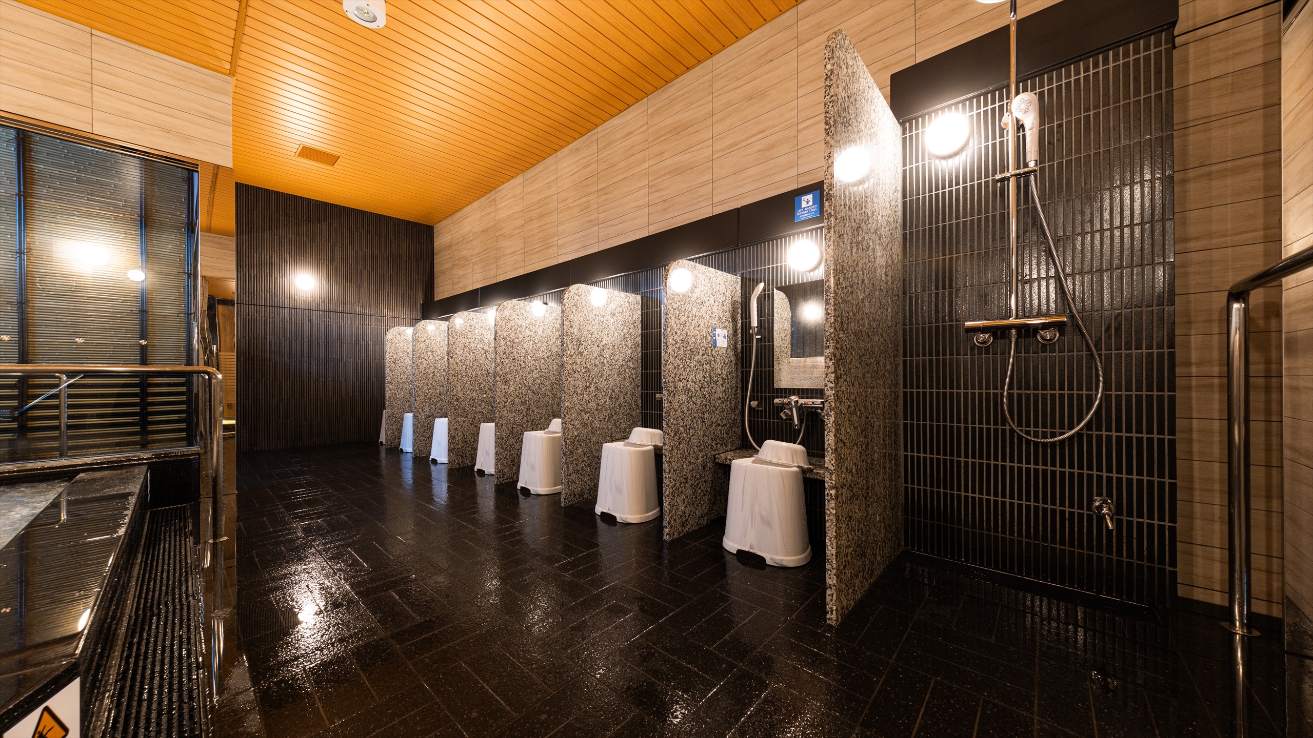 女性大浴殿洗い場