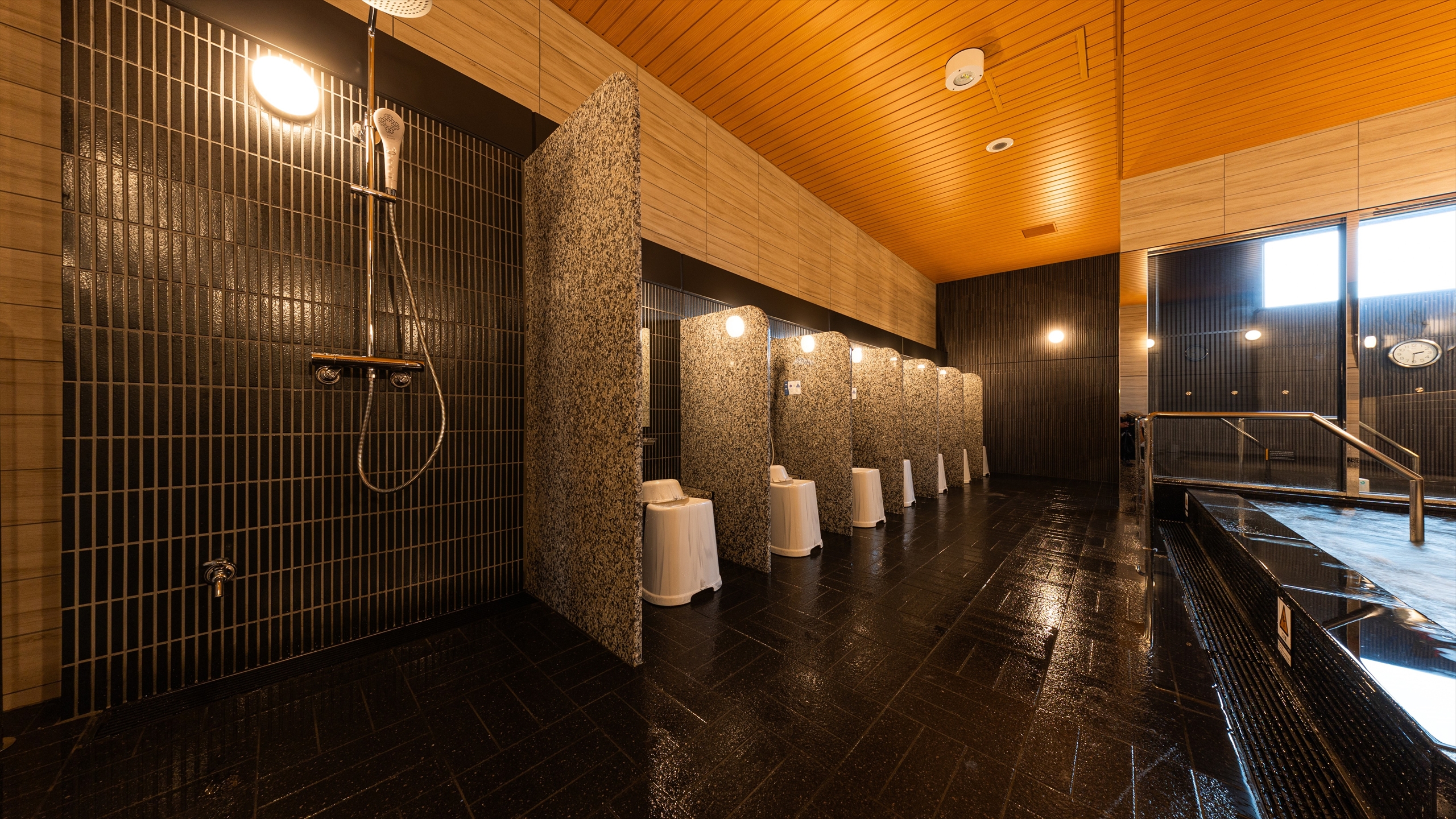 男性大浴殿洗い場