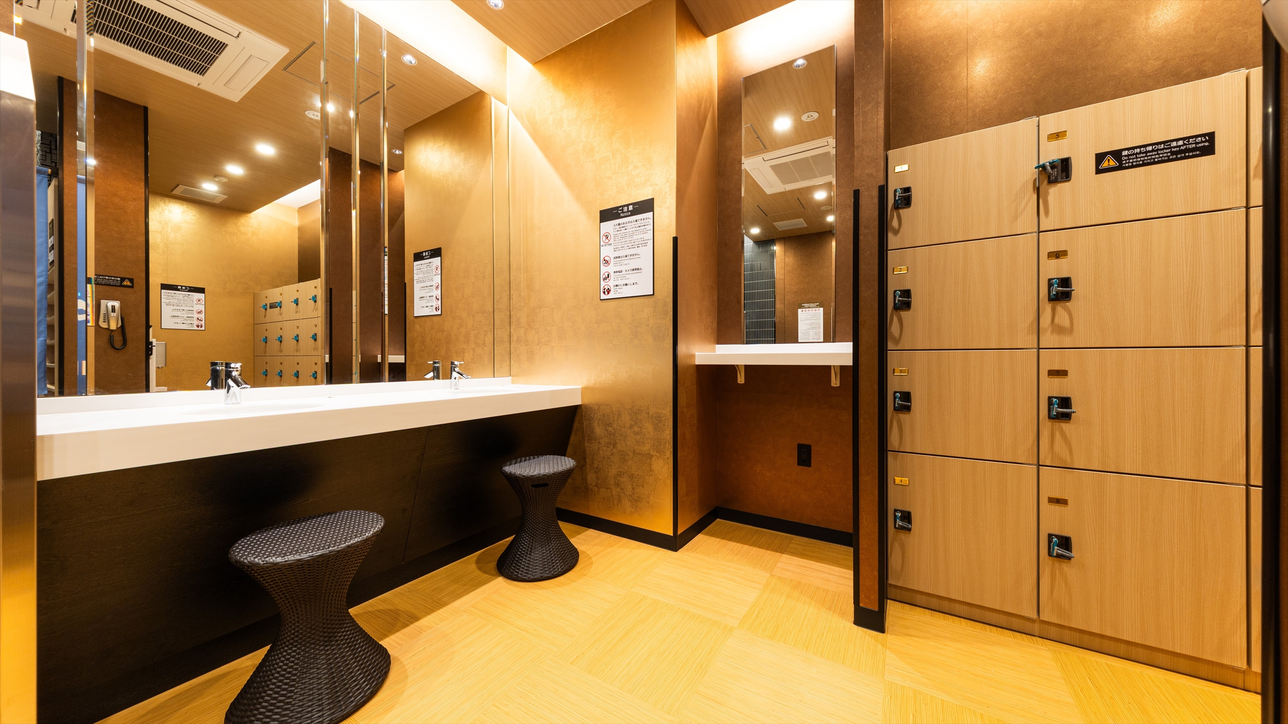 男性大浴殿脱衣場