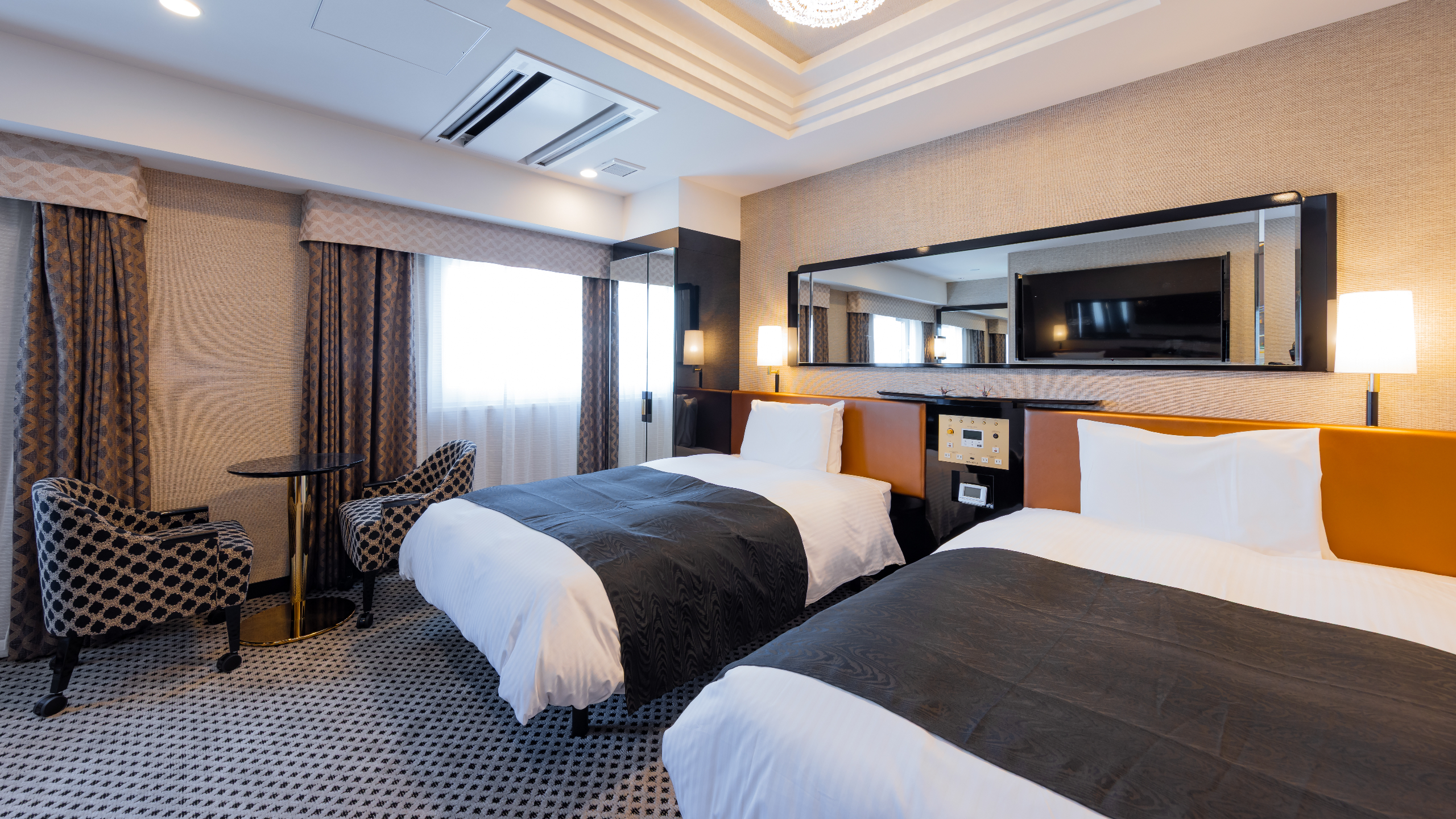 広さ22㎡、ベッド幅120cm&times;2台、クローゼット収納あり。