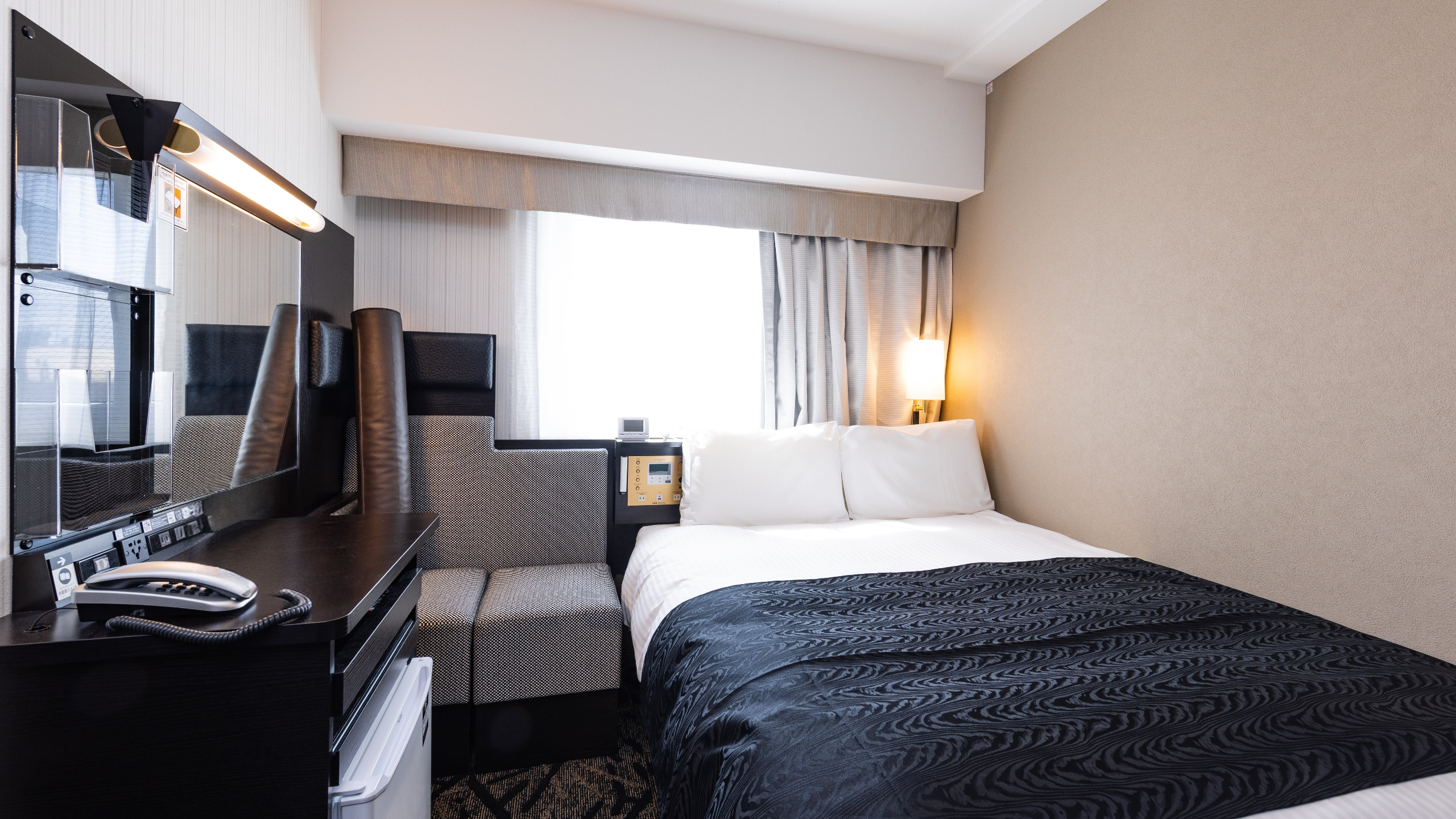 広さ11㎡、ベッド幅140cm、ベッド下収納あり。