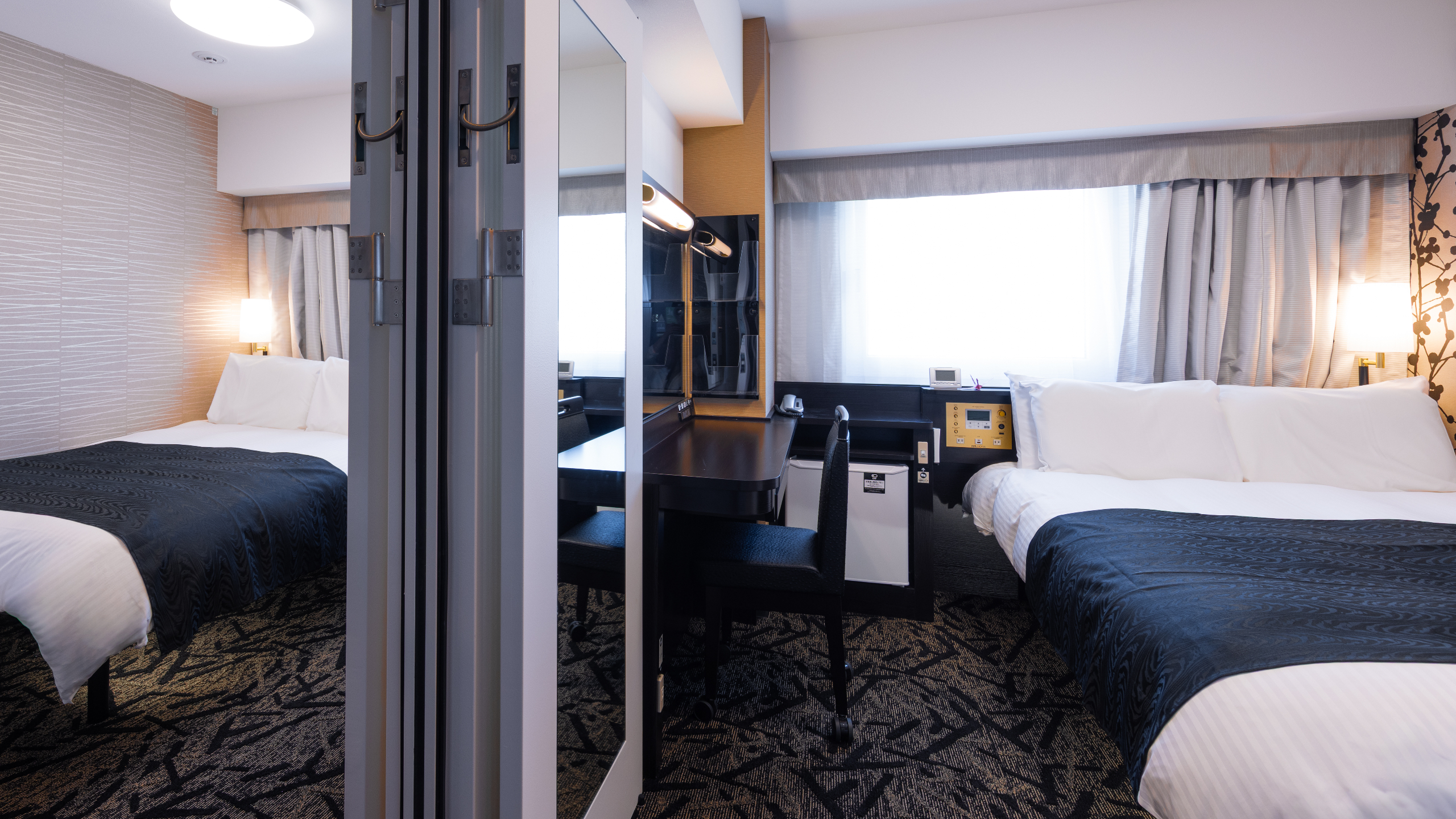 広さ22㎡（11㎡&times;2室）、ベッド幅140cm&times;2台、ベッド下収納あり。