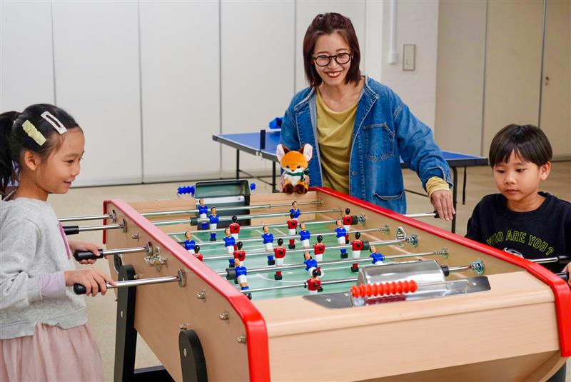 お子様も大人の方にもお楽しみいただけるサッカーゲームや卓球台