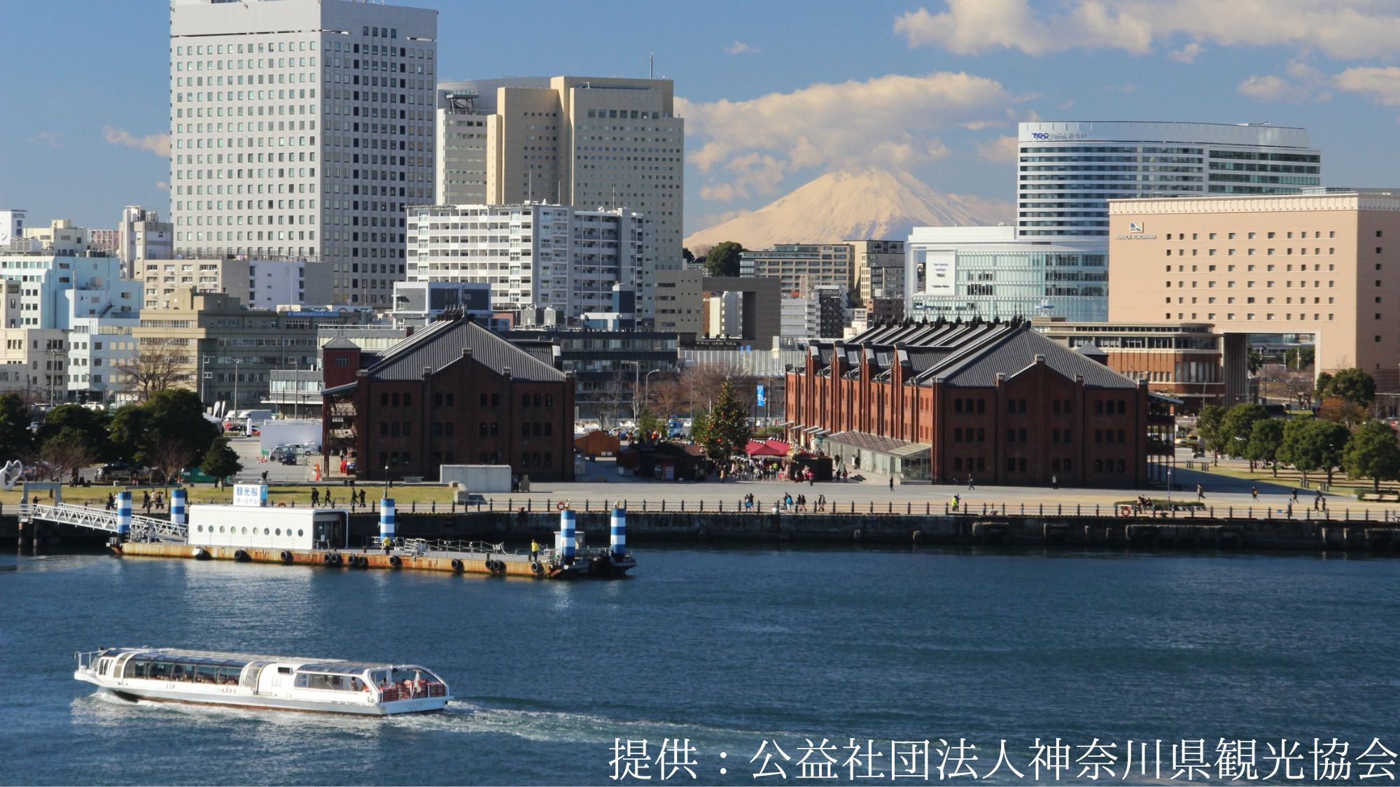 【観光画像】横浜港・横浜赤レンガ倉庫「赤レンガの向こうに」