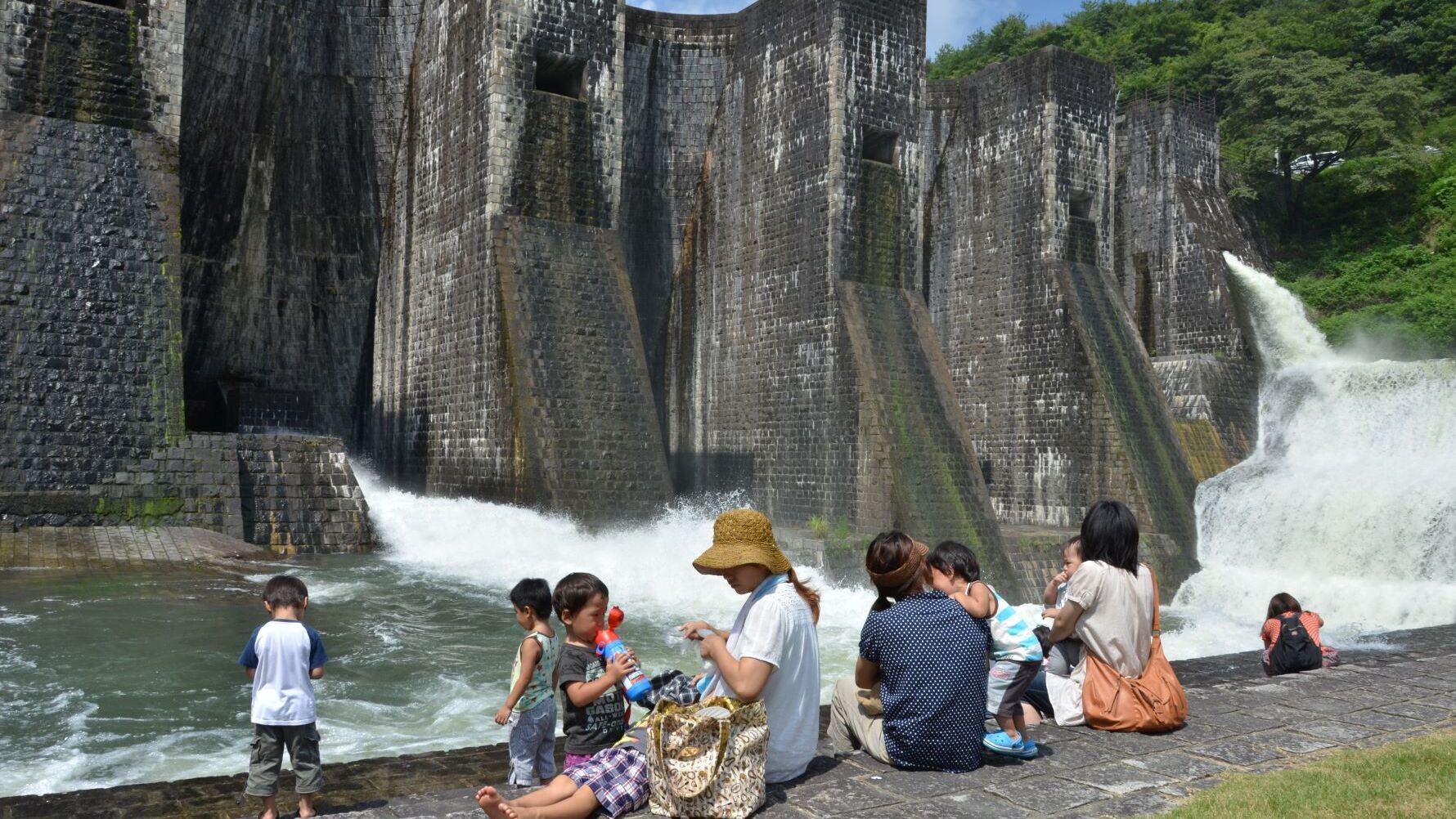 豊稔池ゆる抜きの放水