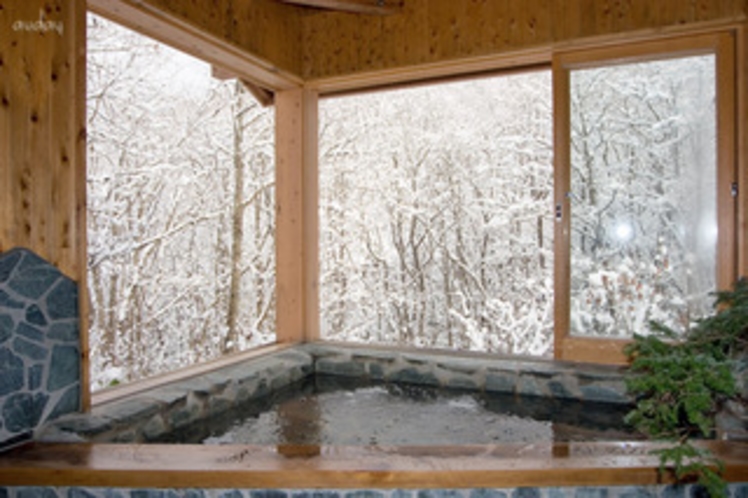 「ヤマセミの渓流」風呂　冬の雪景色