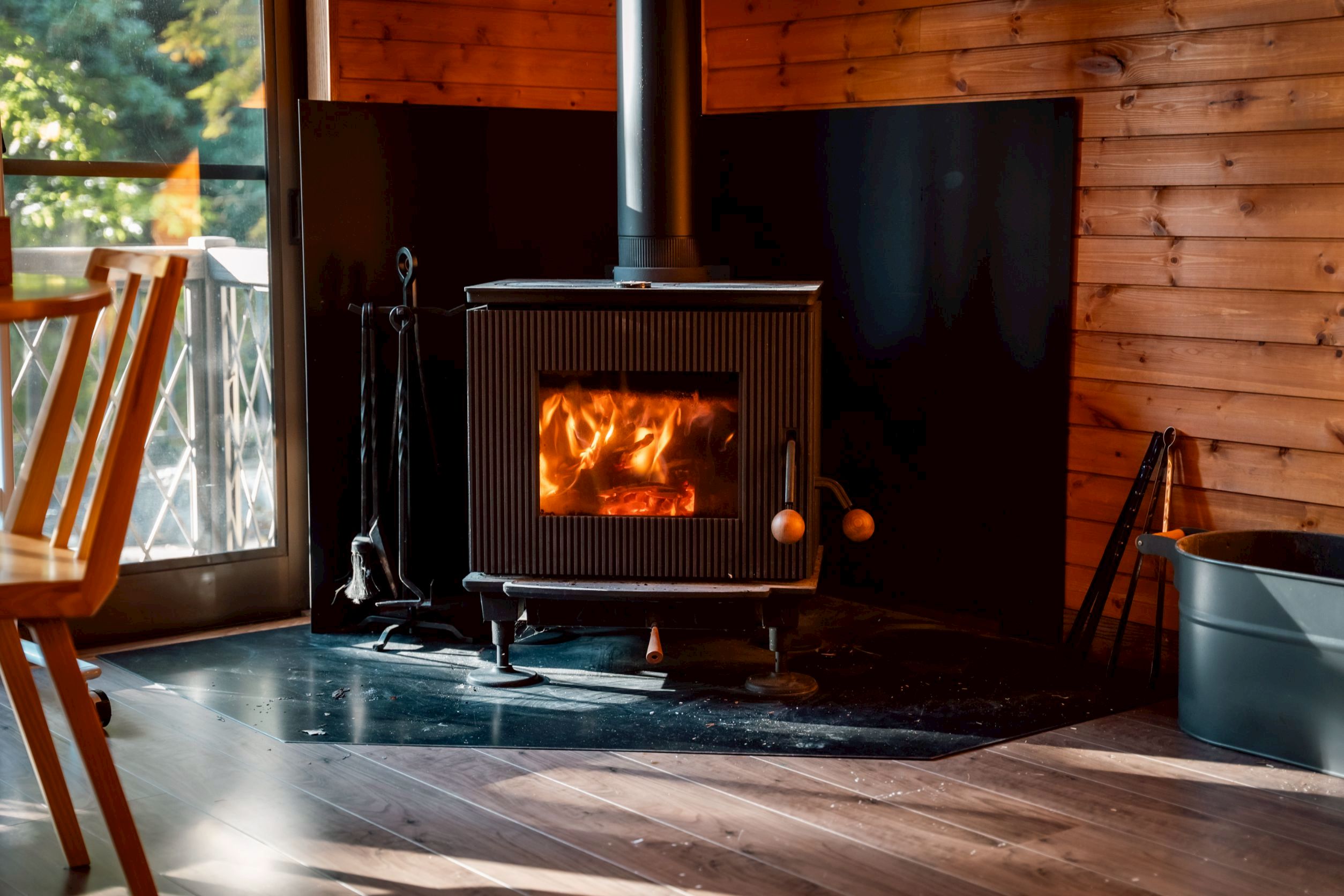 広いリビングには薪ストーブも設置しています。（薪は有料オプションでご用意しております。）