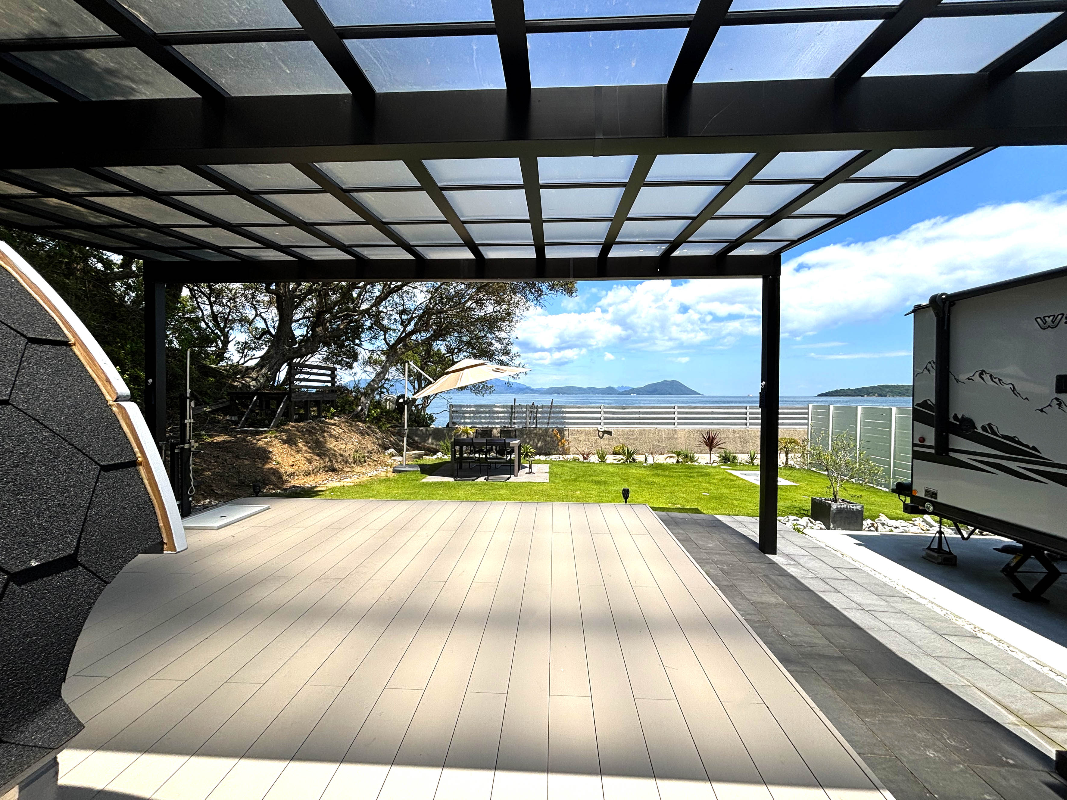 サウナ横から海側を望む