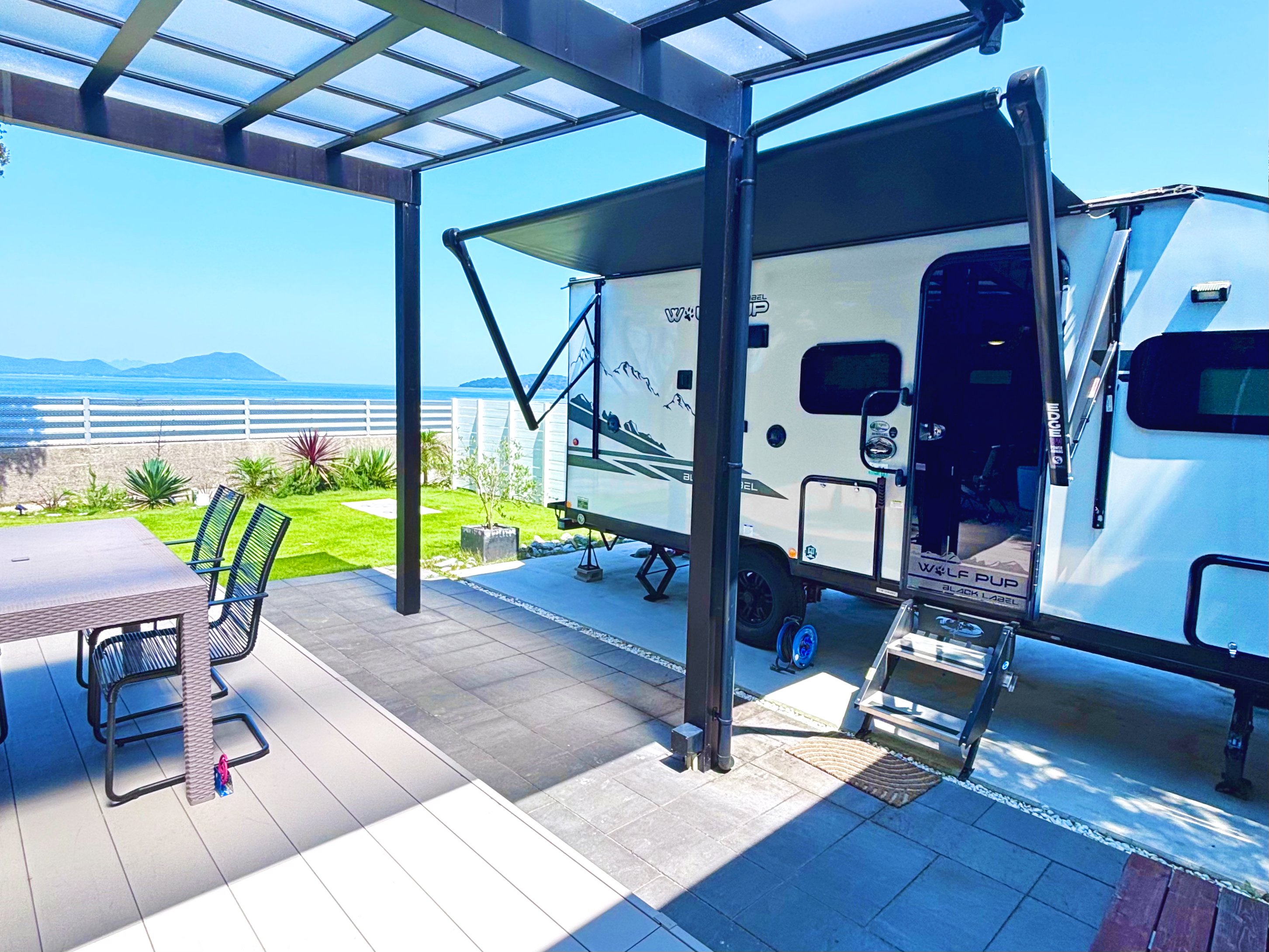 トレーラーハウスからは綺麗な芝生と海を望む