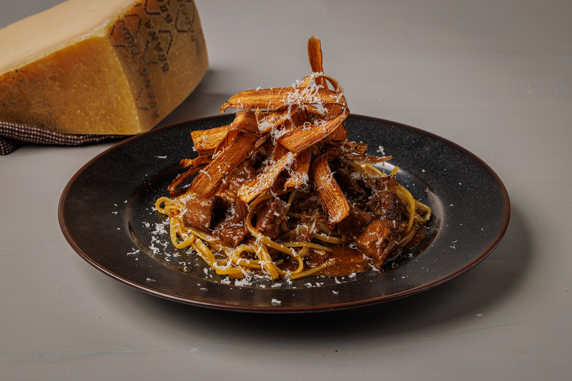 擦りたてチーズの牛すじボロネーゼパスタ